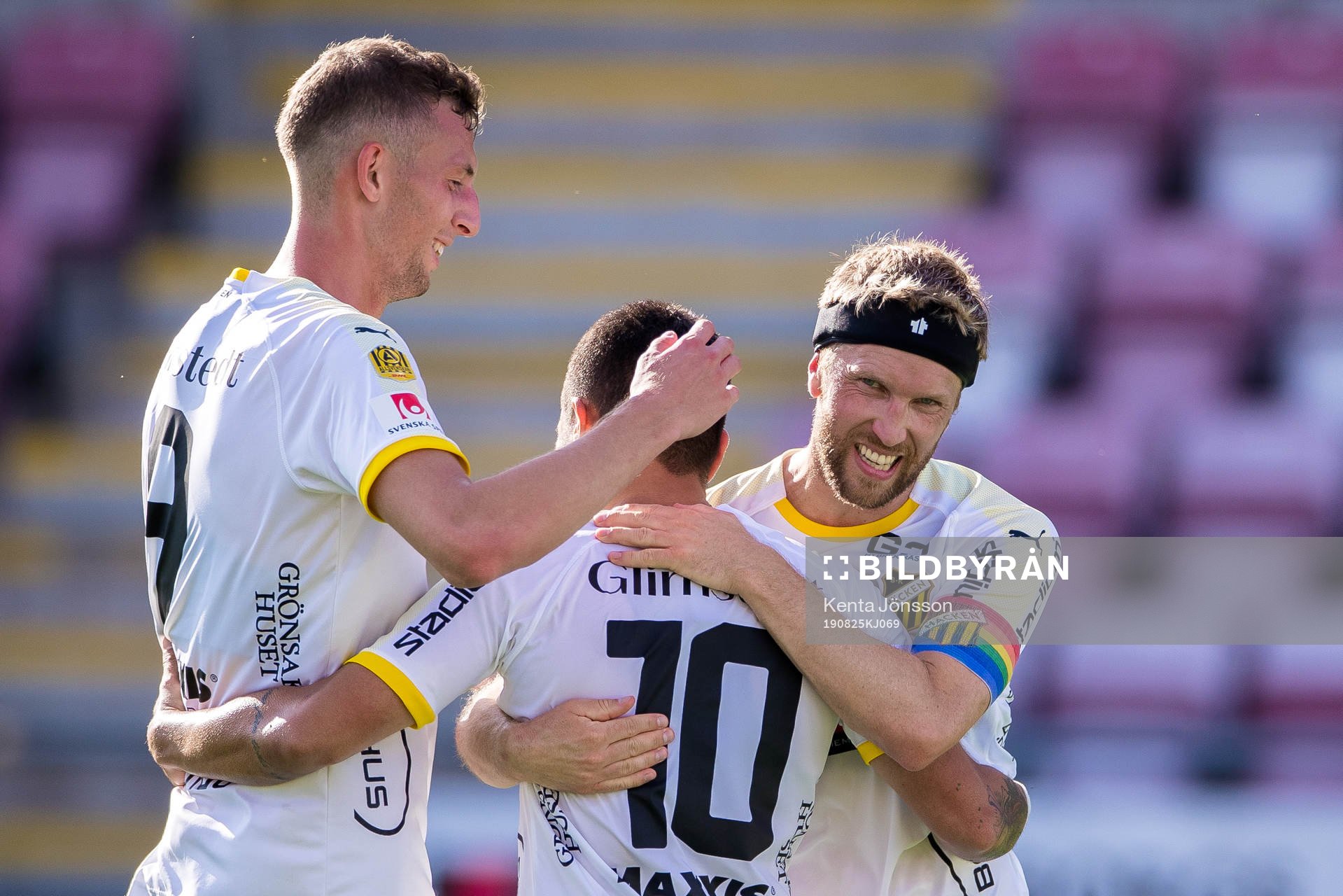 Häckens Paulinho (m) jublar med Gustaf Nilsson (v) och