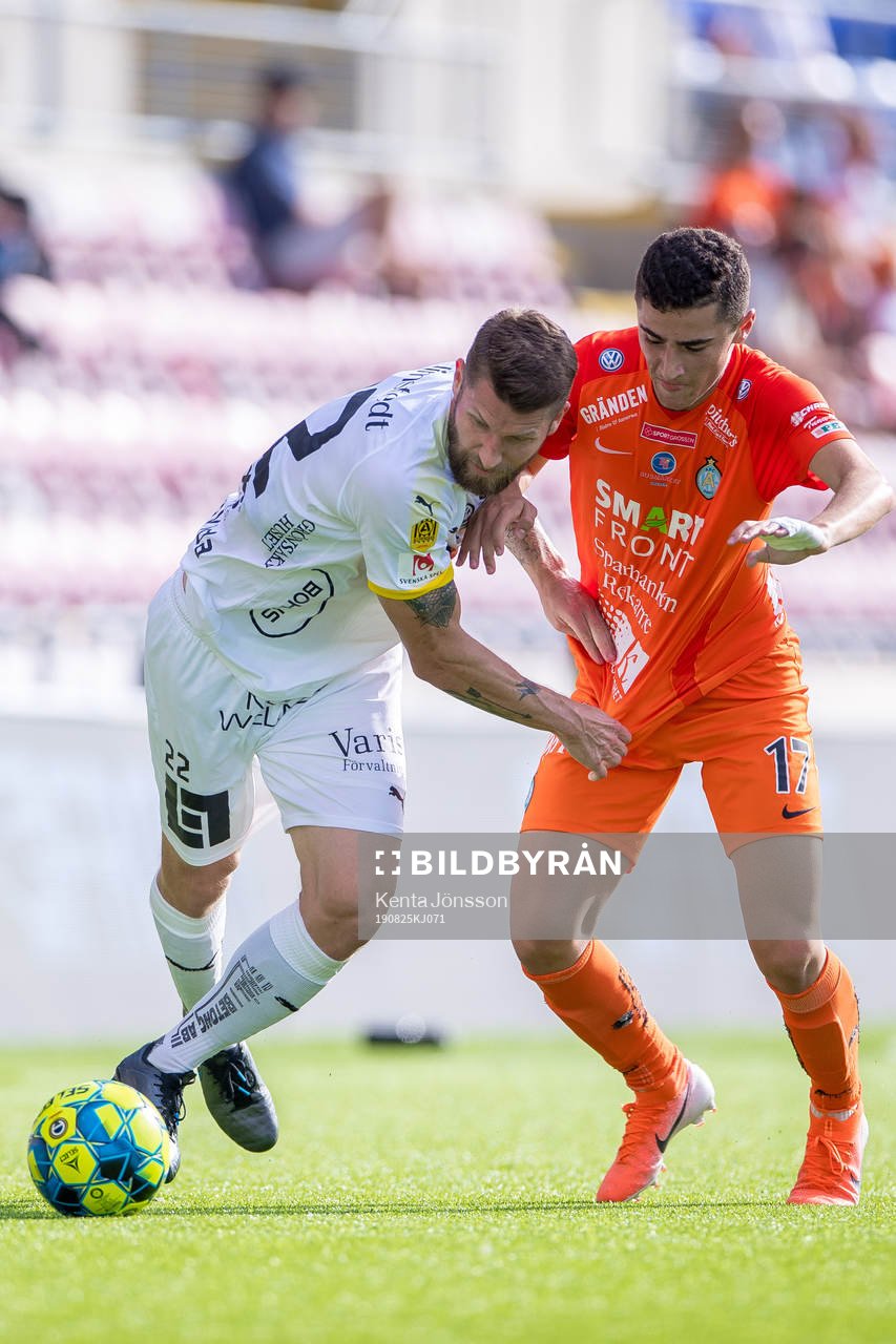 Häckens Joona Toivio och AFC Eskilstunas Ismet Lushaku