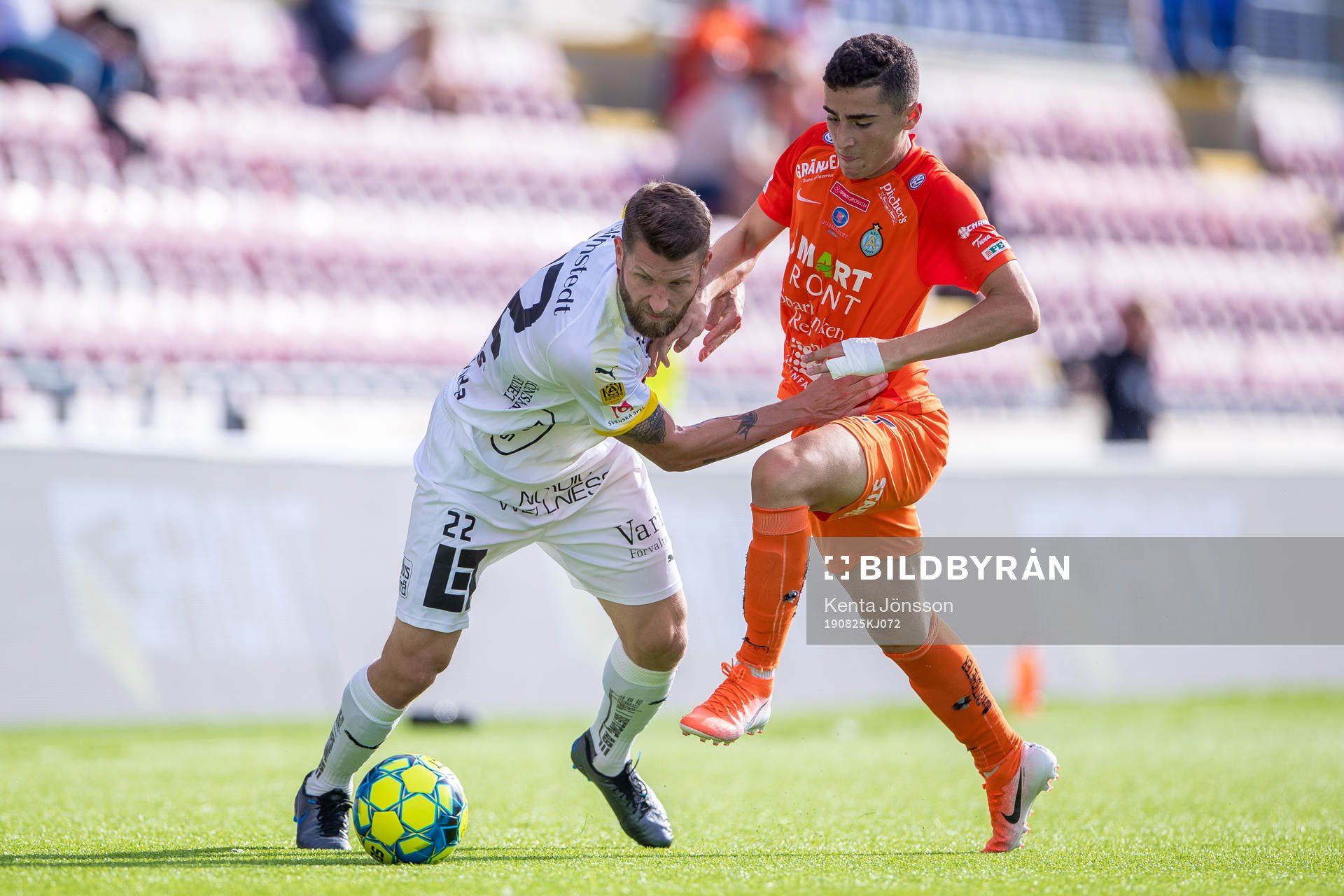 Häckens Joona Toivio och AFC Eskilstunas Ismet Lushaku