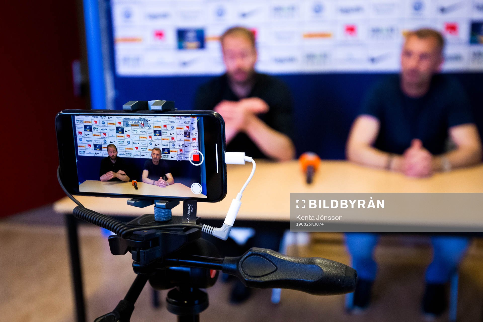 Presskonferensen filmas med en mobiltelefon