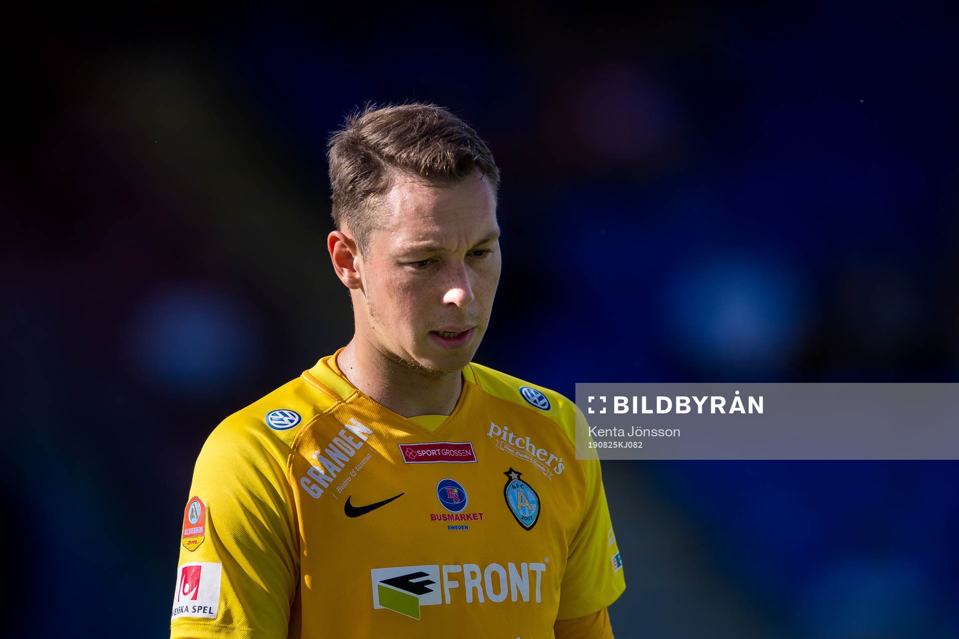 AFC Eskilstunas målvakt Ihor Levchenko deppar