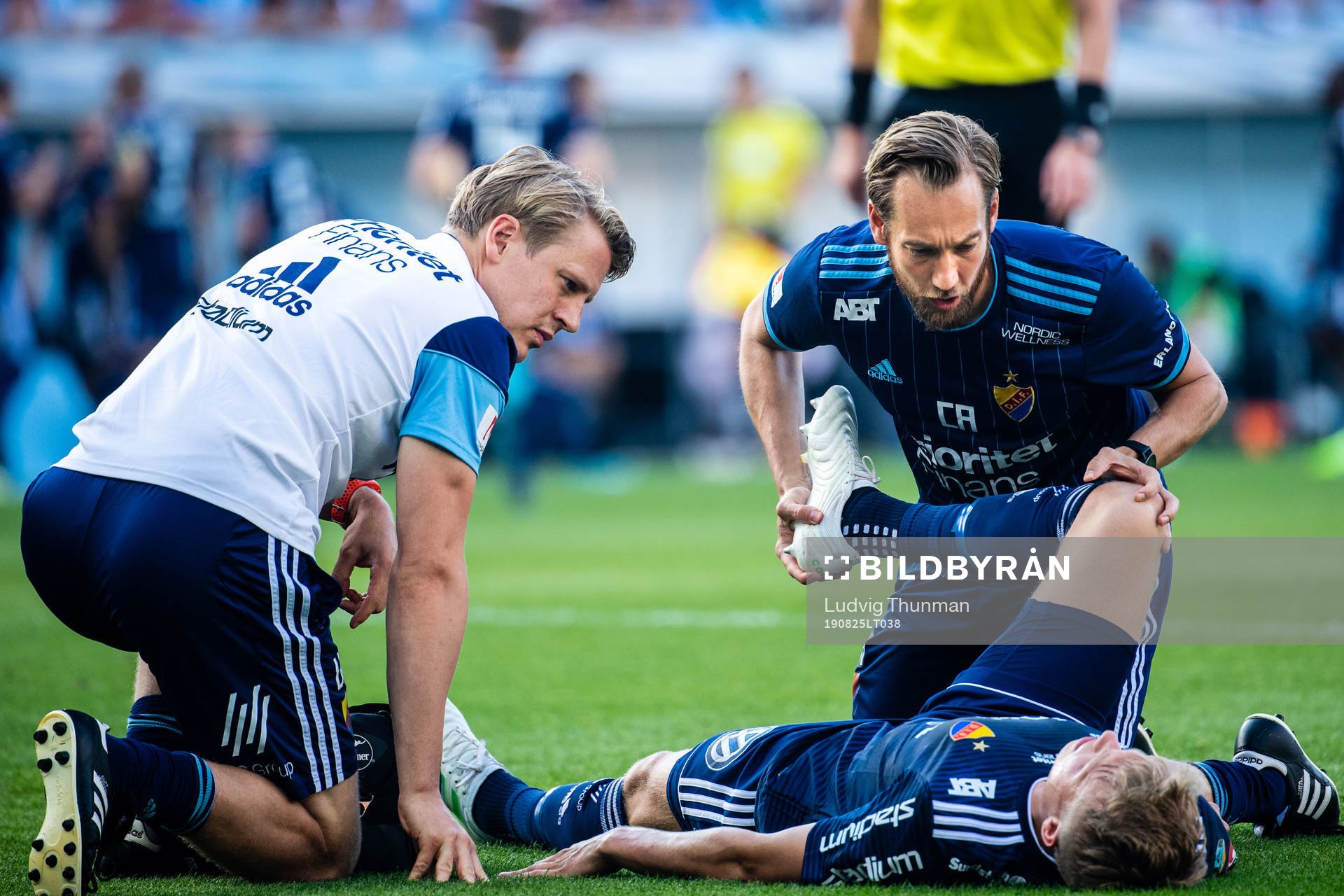 Djurgårdens Jonathan Augustinsson får behandling