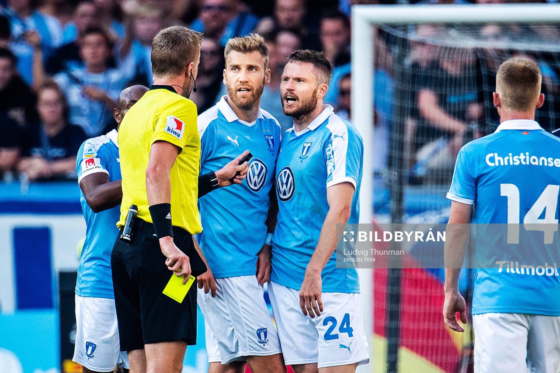 Malmö FFs Rasmus Bengtsson och Lasse Nielsen diskuterar