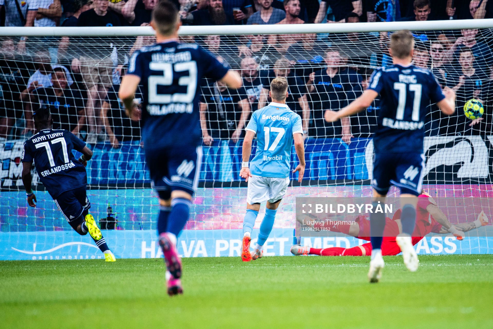 Djurgårdens Mohamed Buya Turay gör 0-1 bakom Malmö FFs
