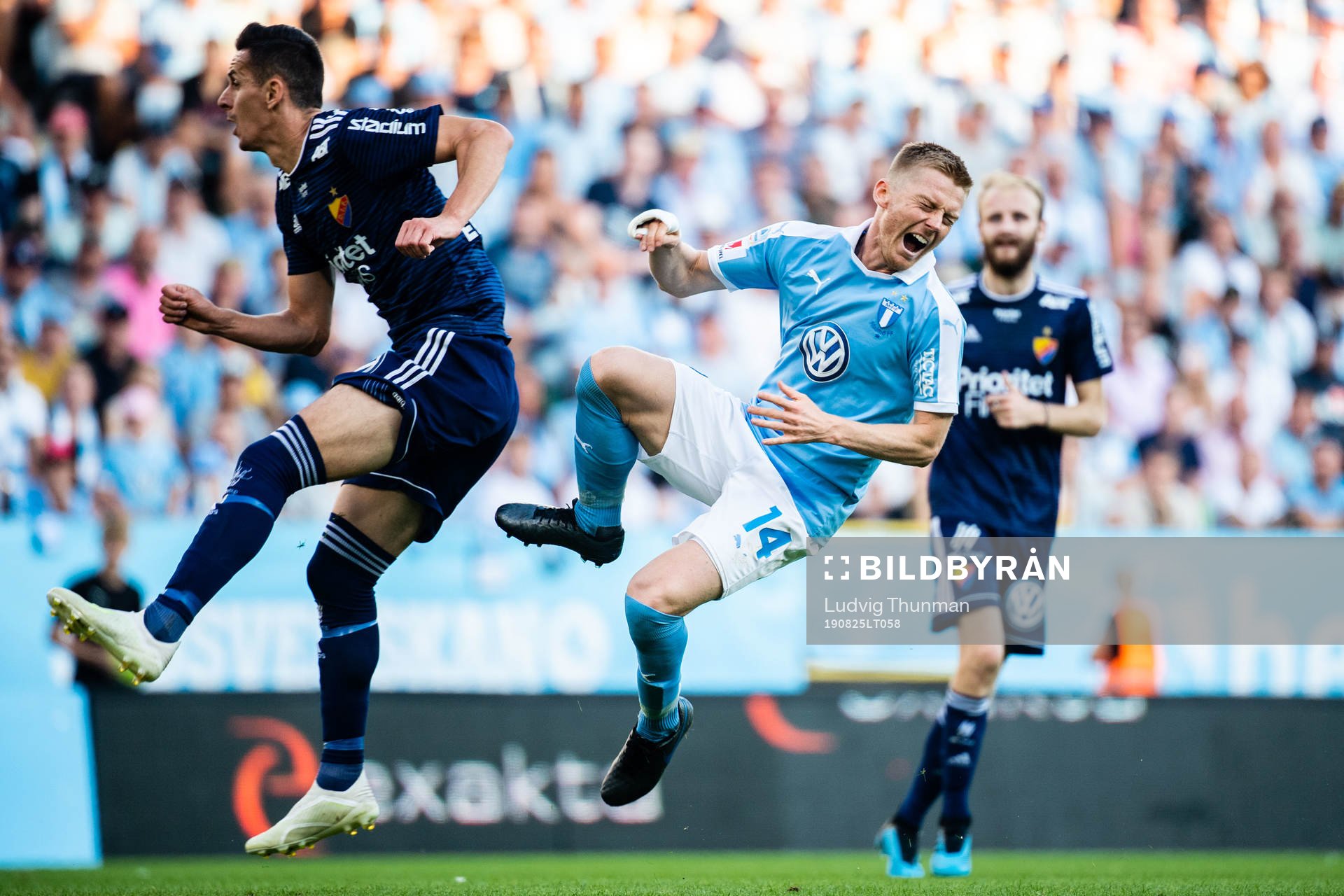 Malmö FFs Anders Christiansen går omkull i närkamp med Djurgårdens Haris Radetinac under fotbollsmatchen i Allsvenskan mellan Malmö FF och Djurgården den 25 augusti 2019 i Malmö.