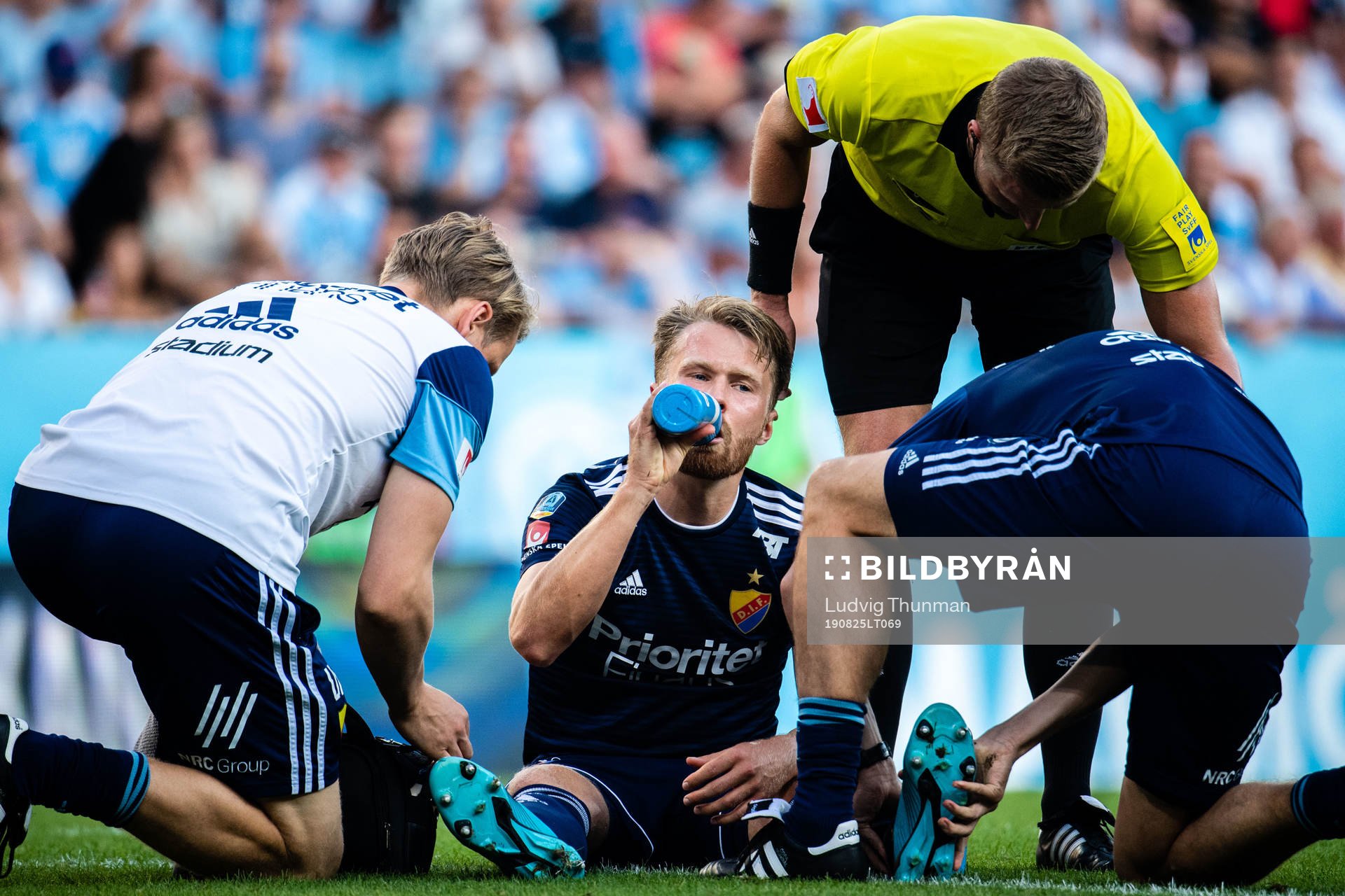 Djurgårdens Jacob Une Larsson får behandling