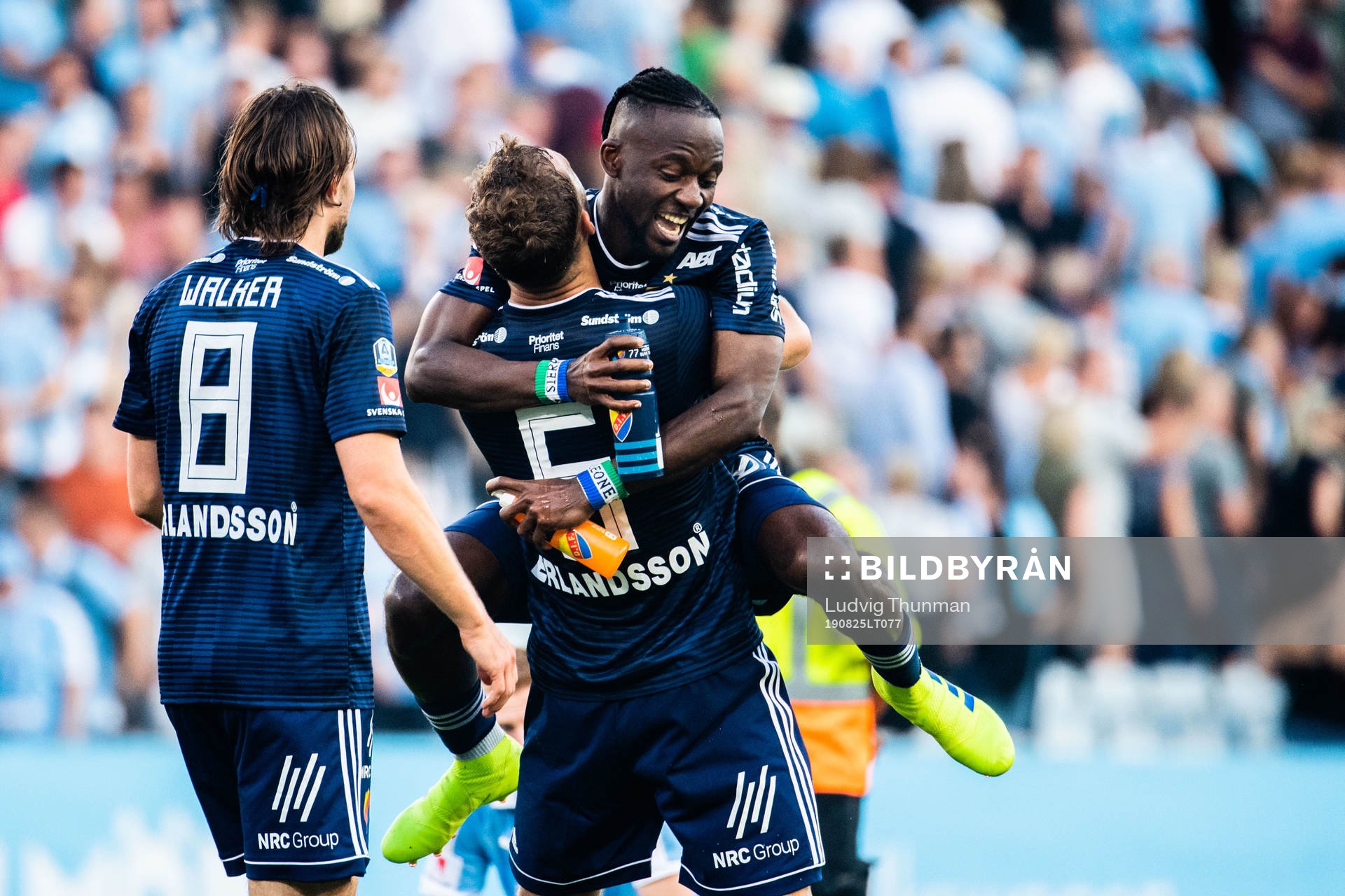 Djurgårdens Jesper Karlström och Mohamed Buya Turay jublar