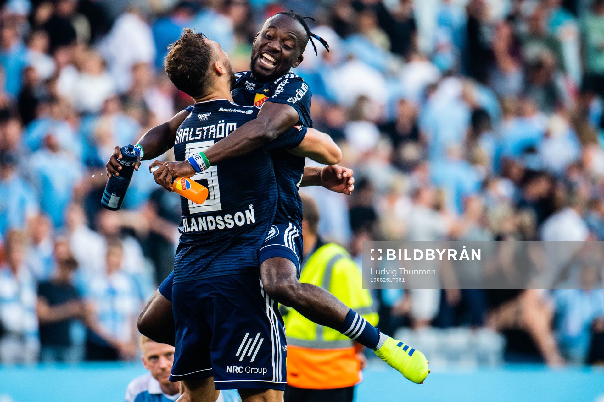 Djurgårdens Jesper Karlström och Mohamed Buya Turay jublar efter fotbollsmatchen i Allsvenskan mellan Malmö FF och Djurgården den 25 augusti 2019 i Malmö.