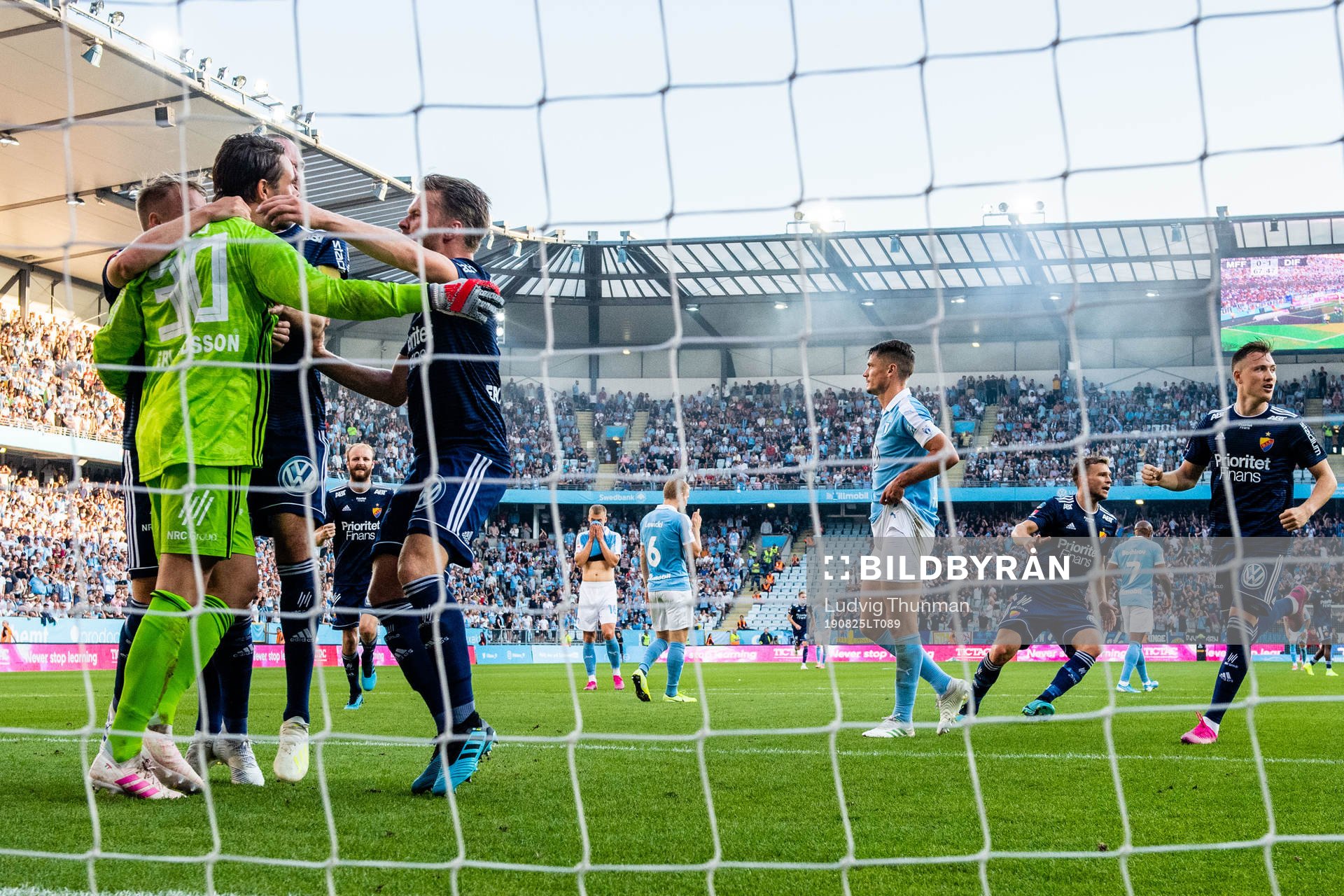 Djurgårdens målvakt Tommi Vaiho jublar med lagkamrater