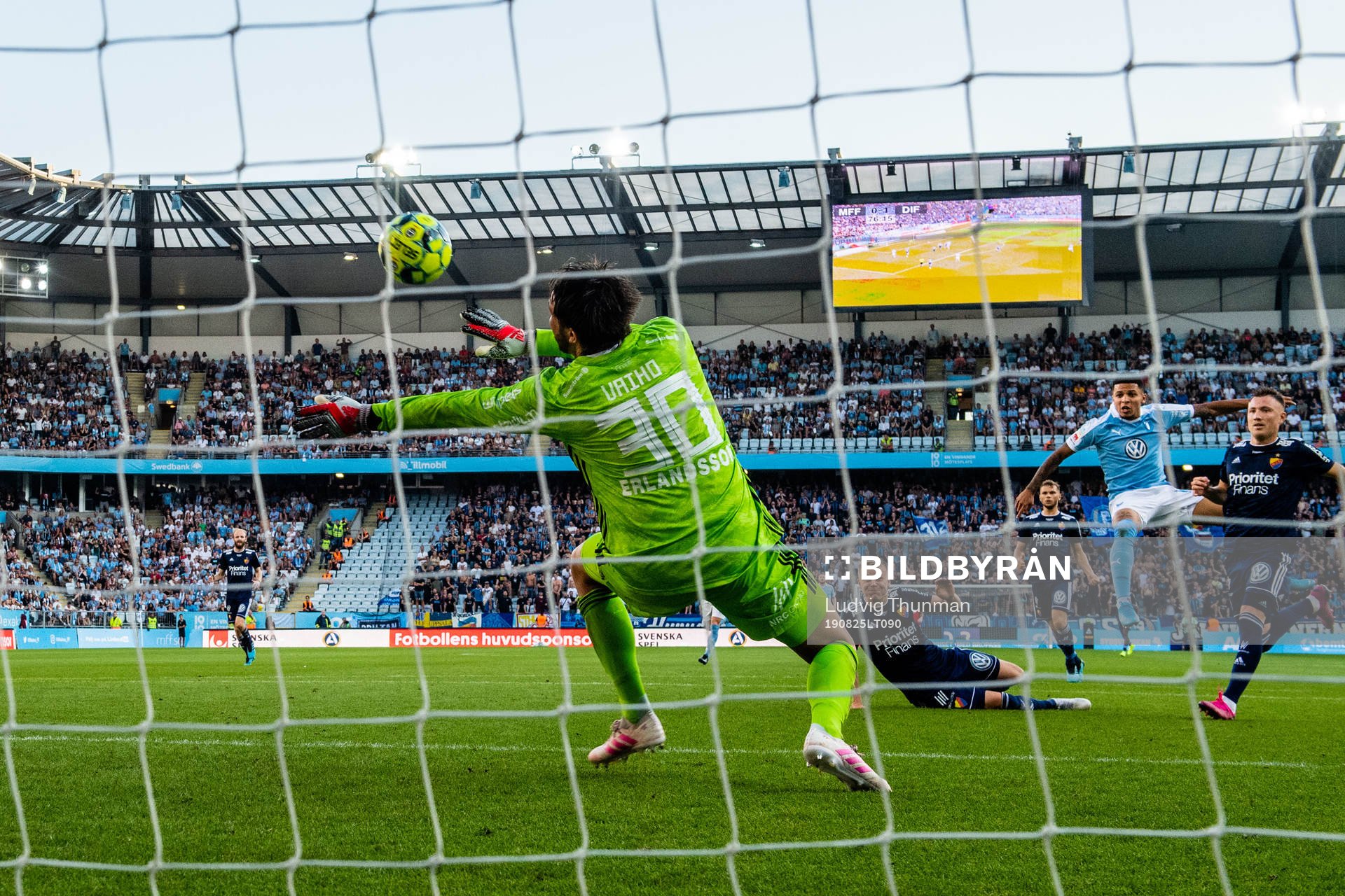 Djurgårdens målvakt Tommi Vaiho räddar skott från