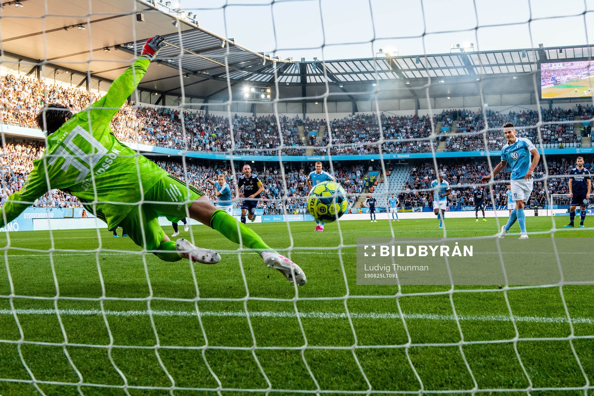 Djurgårdens målvakt Tommi Vaiho samtidigt som Malmö FFs