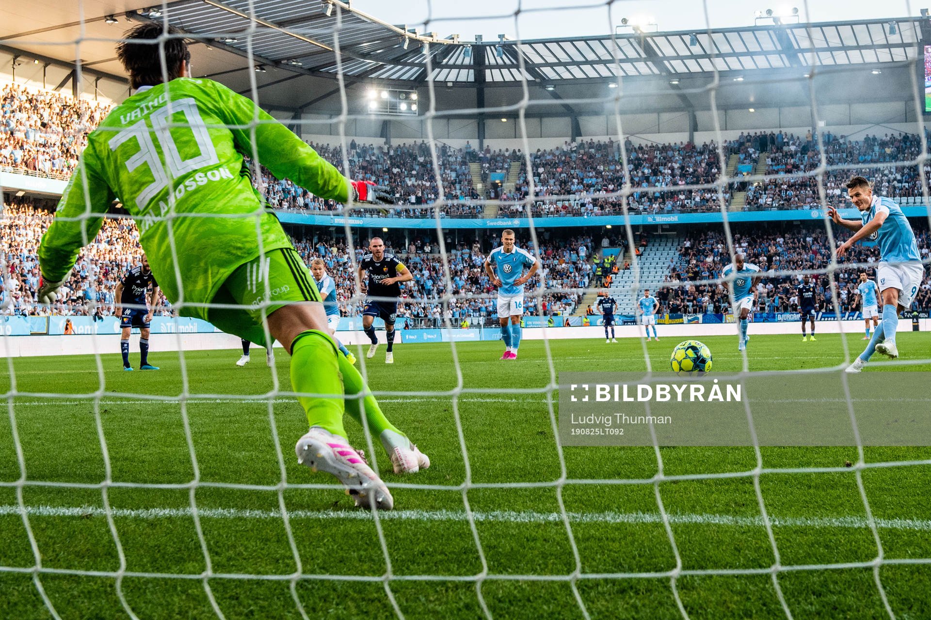 Djurgårdens målvakt Tommi Vaiho samtidigt som Malmö FFs