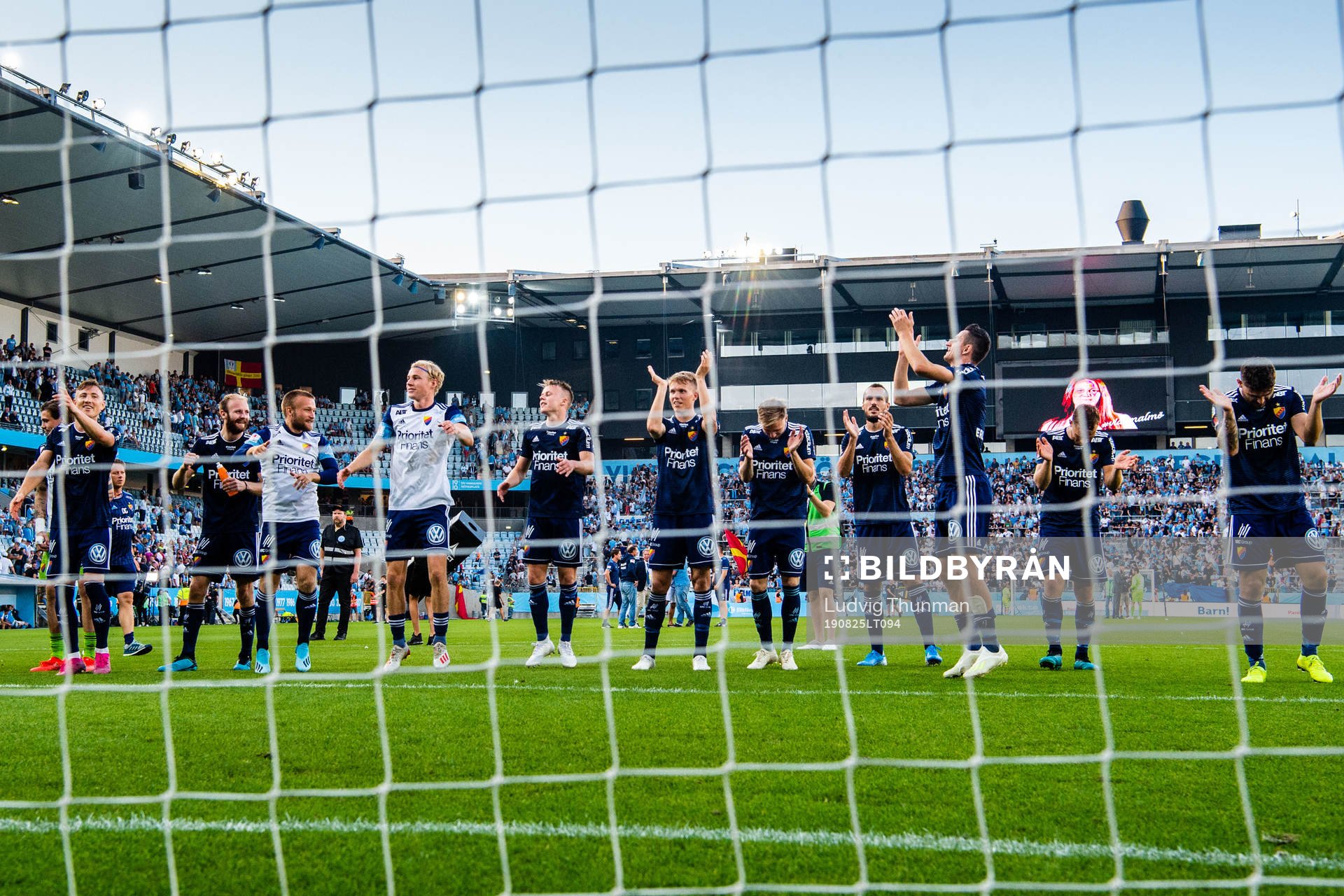 Djurgårdens spelare jublar mot publiken efter fotbollsmatchen i Allsvenskan mellan Malmö FF och Djurgården den 25 augusti 2019 i Malmö.