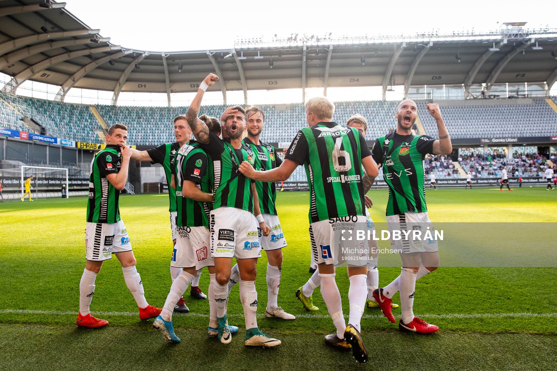 GAIS Paulo Marcelo jublar med lagkamrater