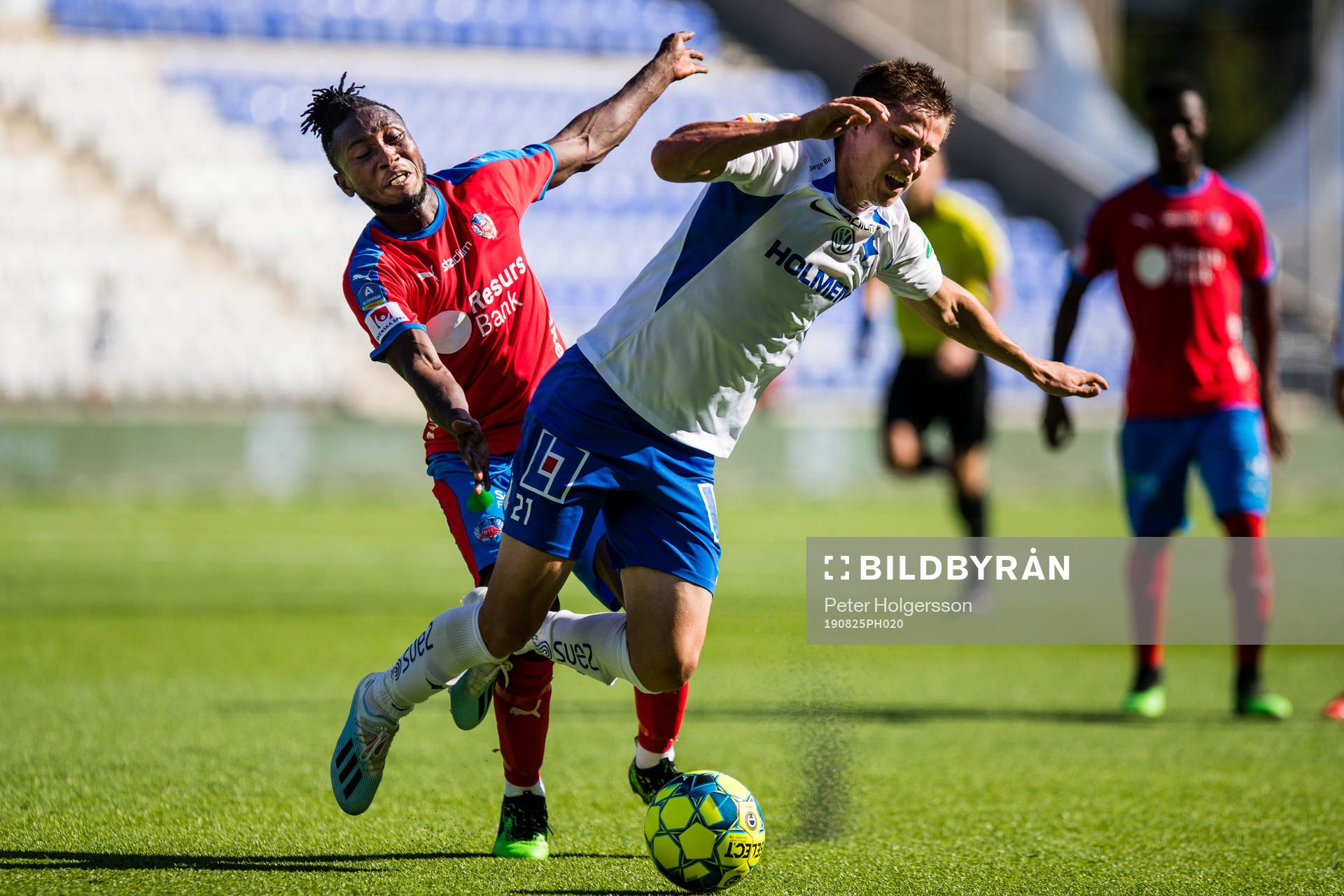 Helsingborgs Mamudu Moro och IFK Norrköpings Simon Thern