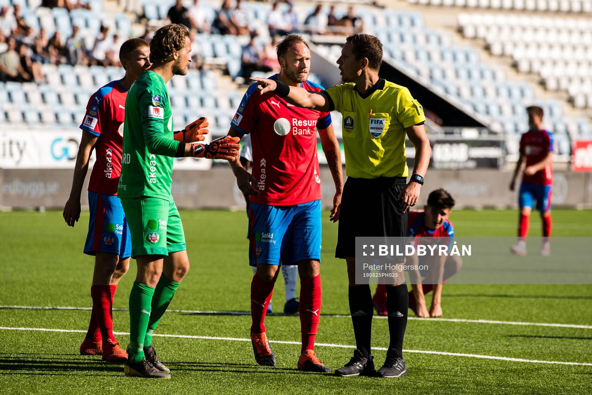 Helsingborgs målvakt Anders Lindegaard och Juhani Ojala i diskussion med domare Martin Strömbergsson under fotbollsmatchen i Allsvenskan mellan IFK Norrköping och Helsingborg den 25 augusti 2019 i Norrköping.