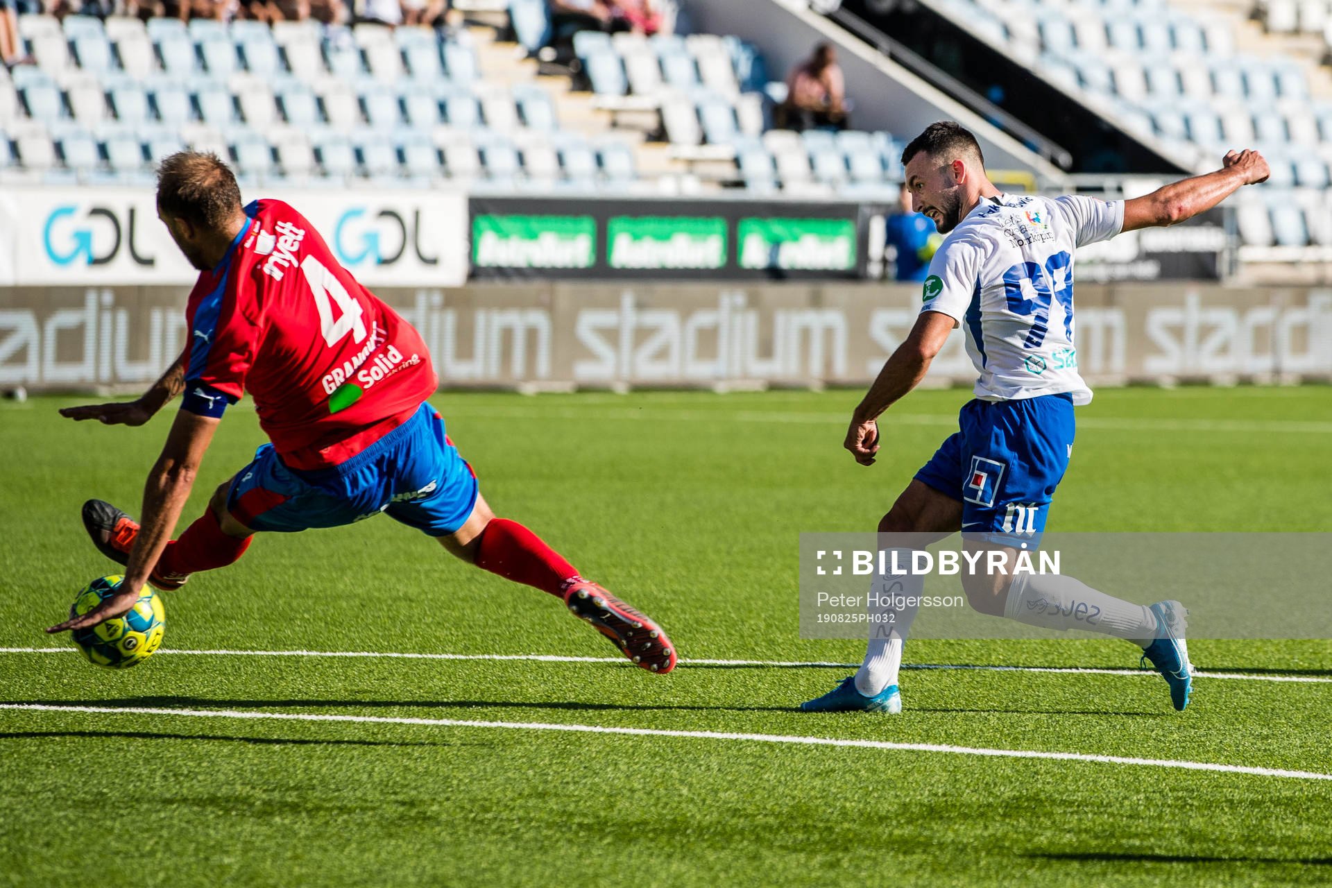 Helsingborgs Andreas Granqvist tar bollen med handen
