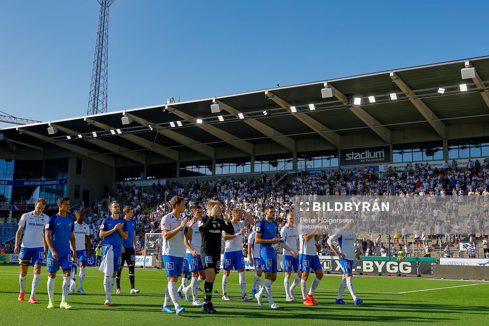 IFK Norrköpings spelare jublar och tackar publiken