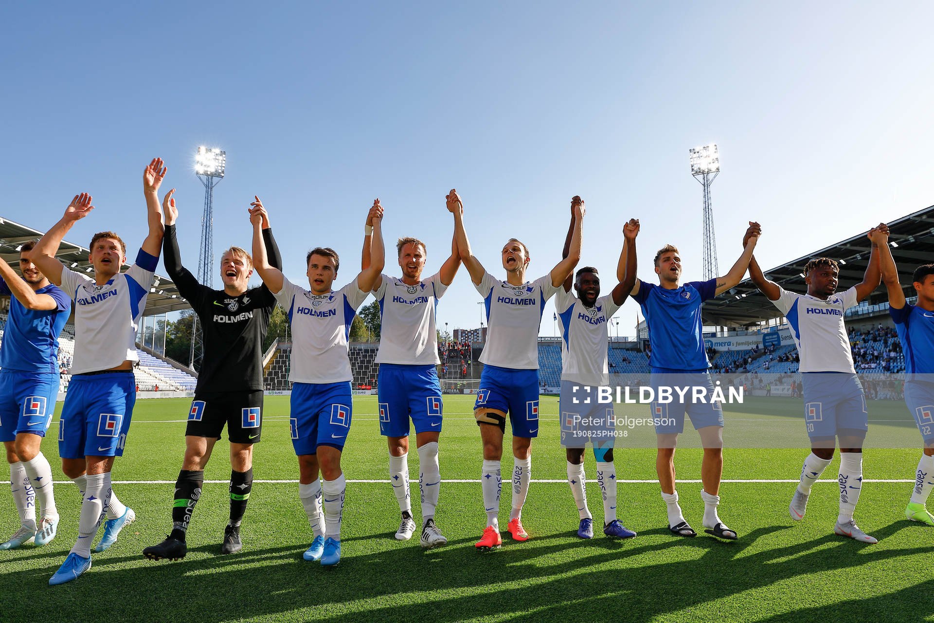 IFK Norrköpings spelare jublar och tackar publiken