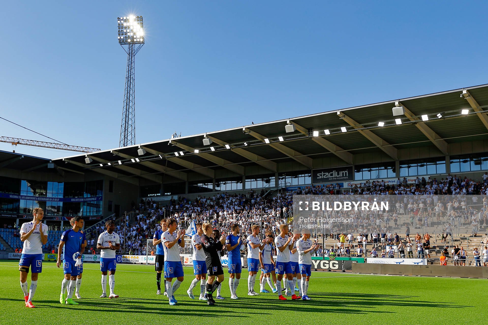 IFK Norrköpings spelare jublar och tackar publiken