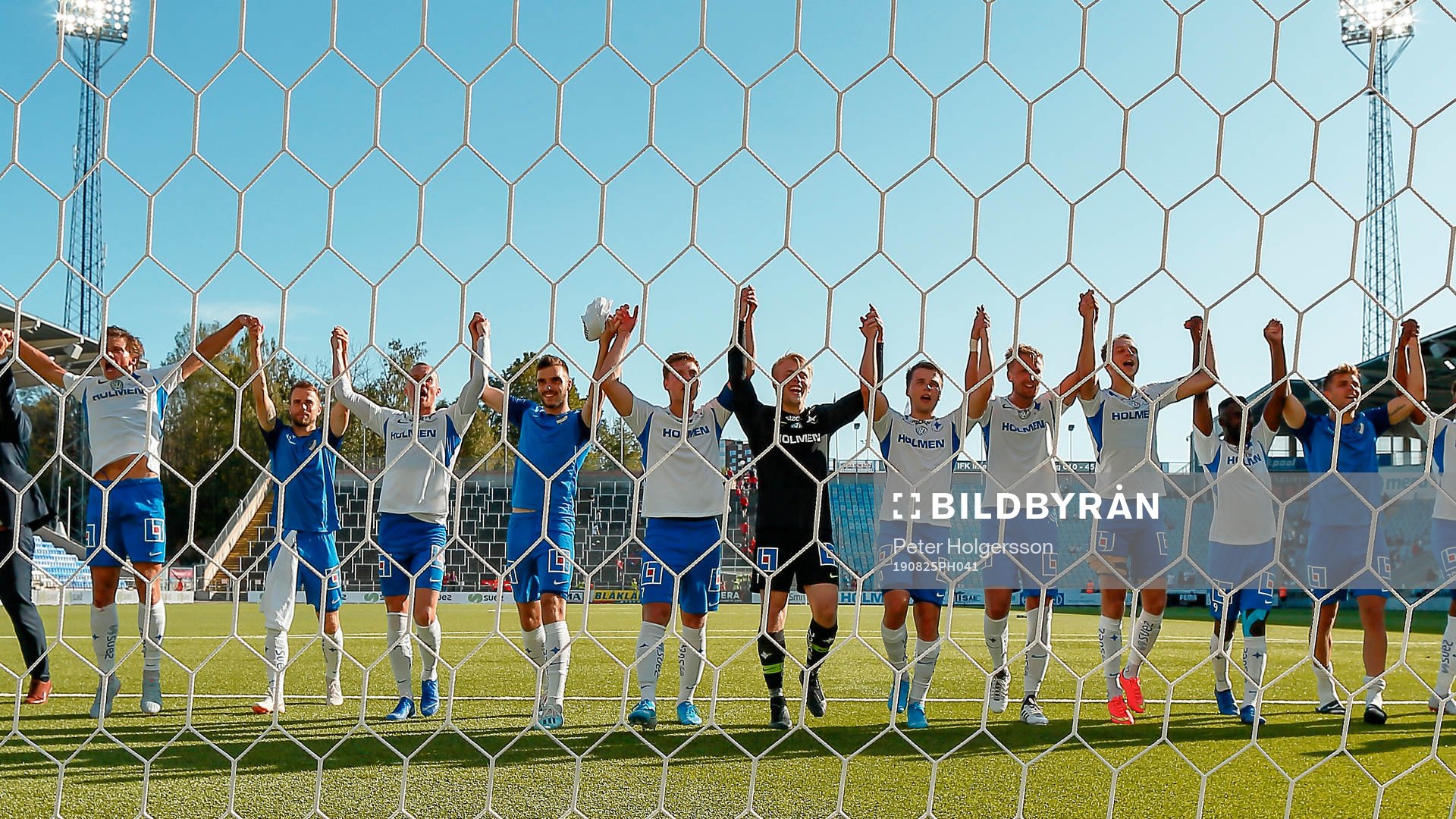 IFK Norrköpings spelare jublar och tackar publiken