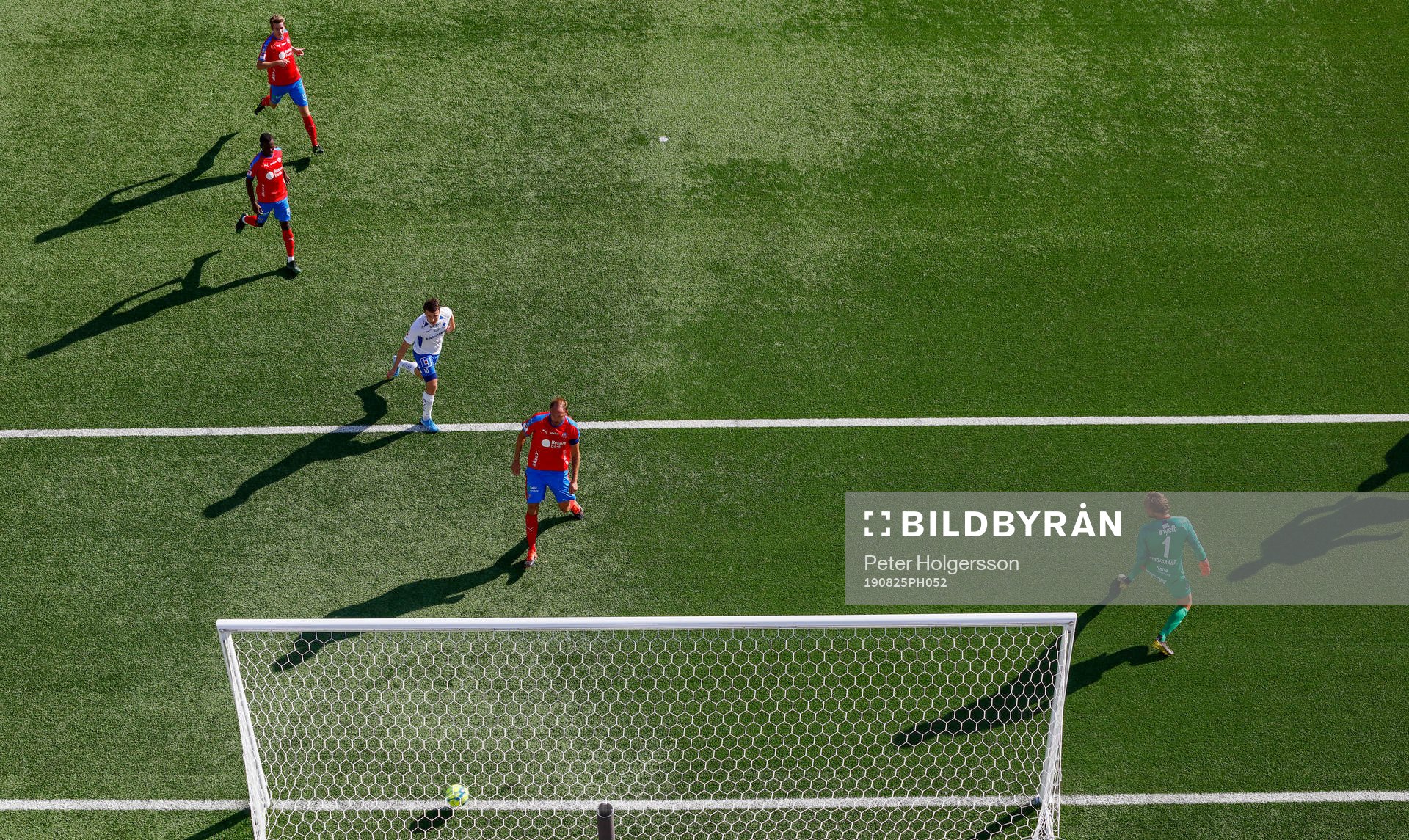 Helsingborgs Andreas Granqvist, målvakt Anders Lindegaard