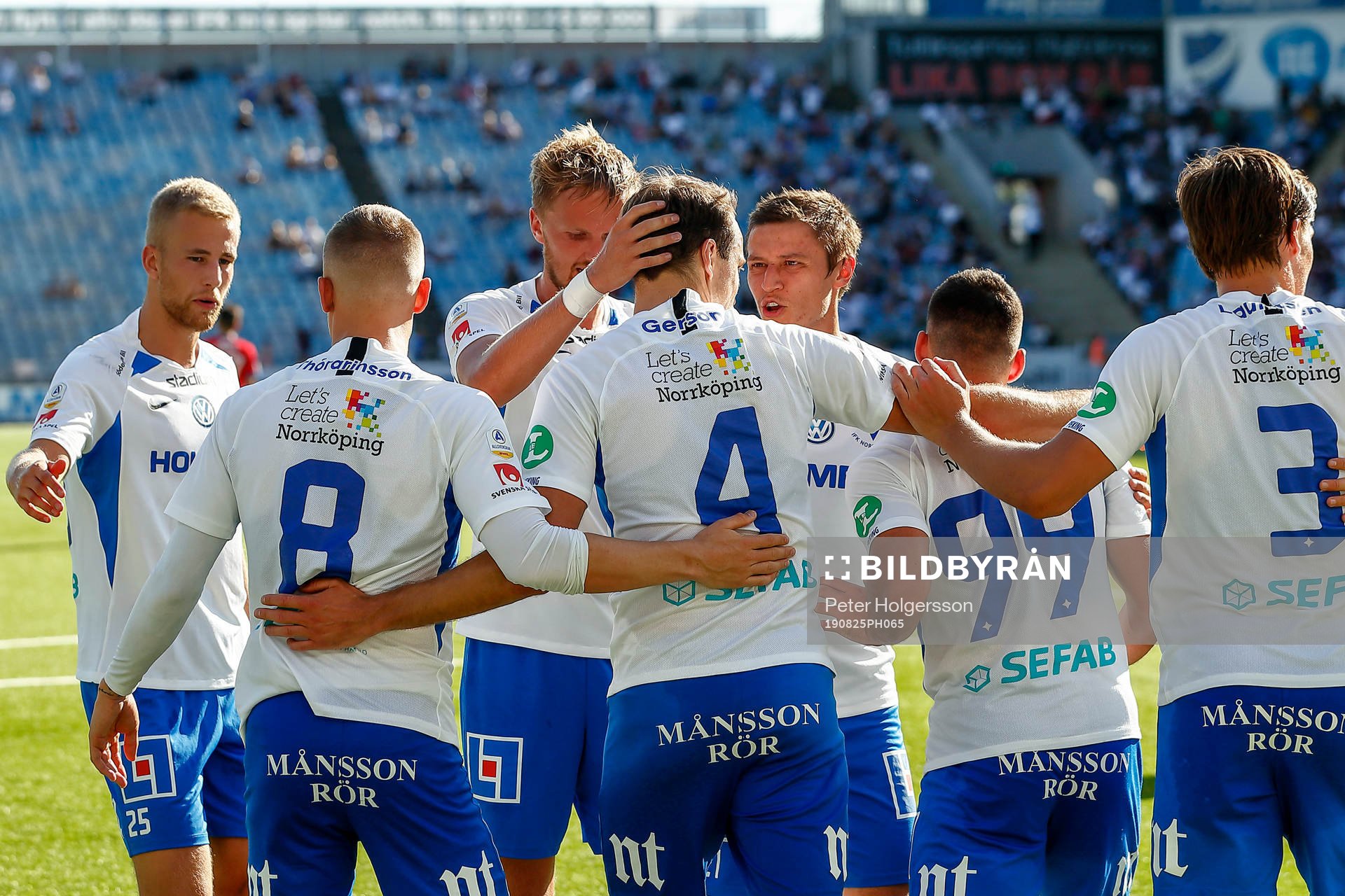 IFK Norrköpings spelare jublar efter mål 4-0 på straff av Lars Krogh Gerson under fotbollsmatchen i Allsvenskan mellan IFK Norrköping och Helsingborg den 25 augusti 2019 i Norrköping.