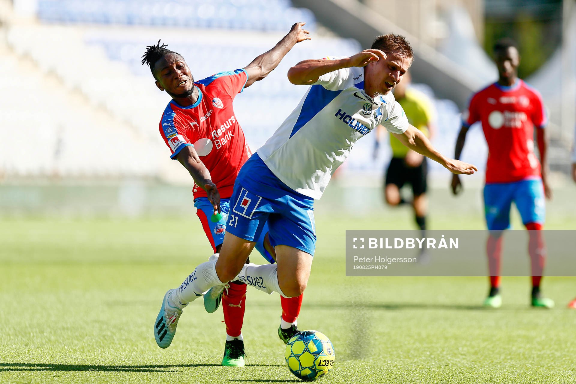 Helsingborgs Mamudu Moro fäller IFK Norrköpings Simon