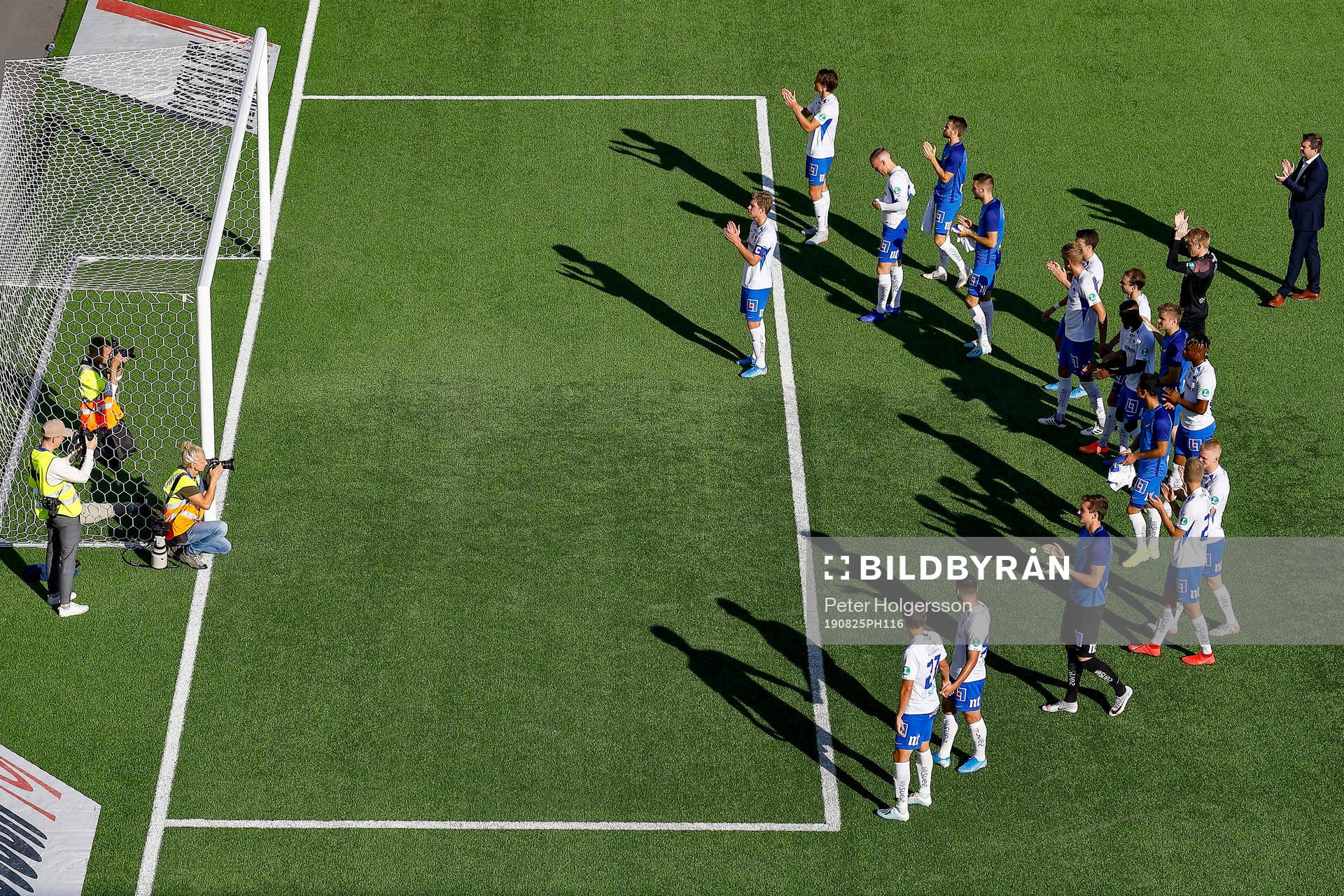 IFK Norrköpings spelare tackar publiken