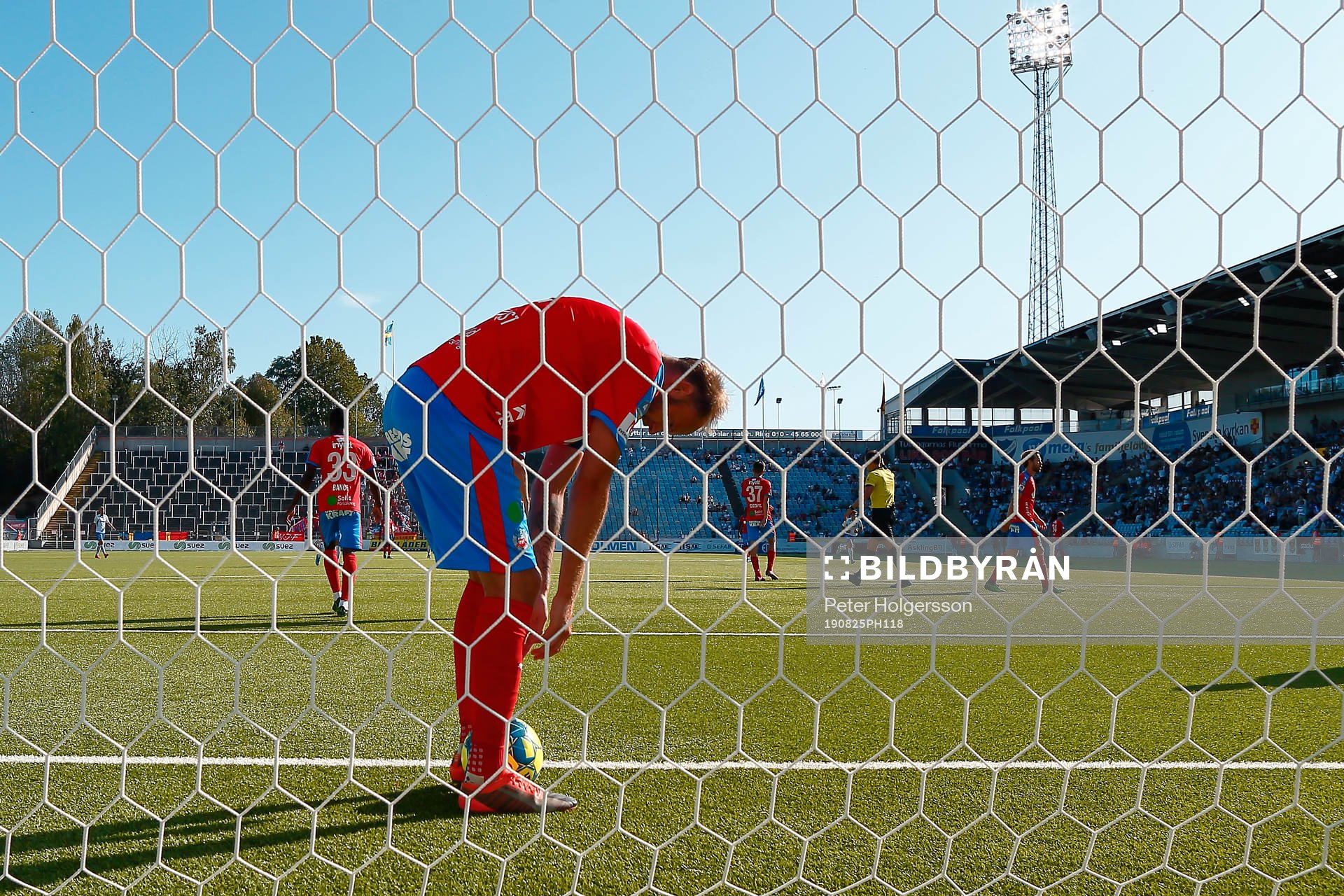 Helsingborgs Andreas Granqvist deppar och tar hand om bollen