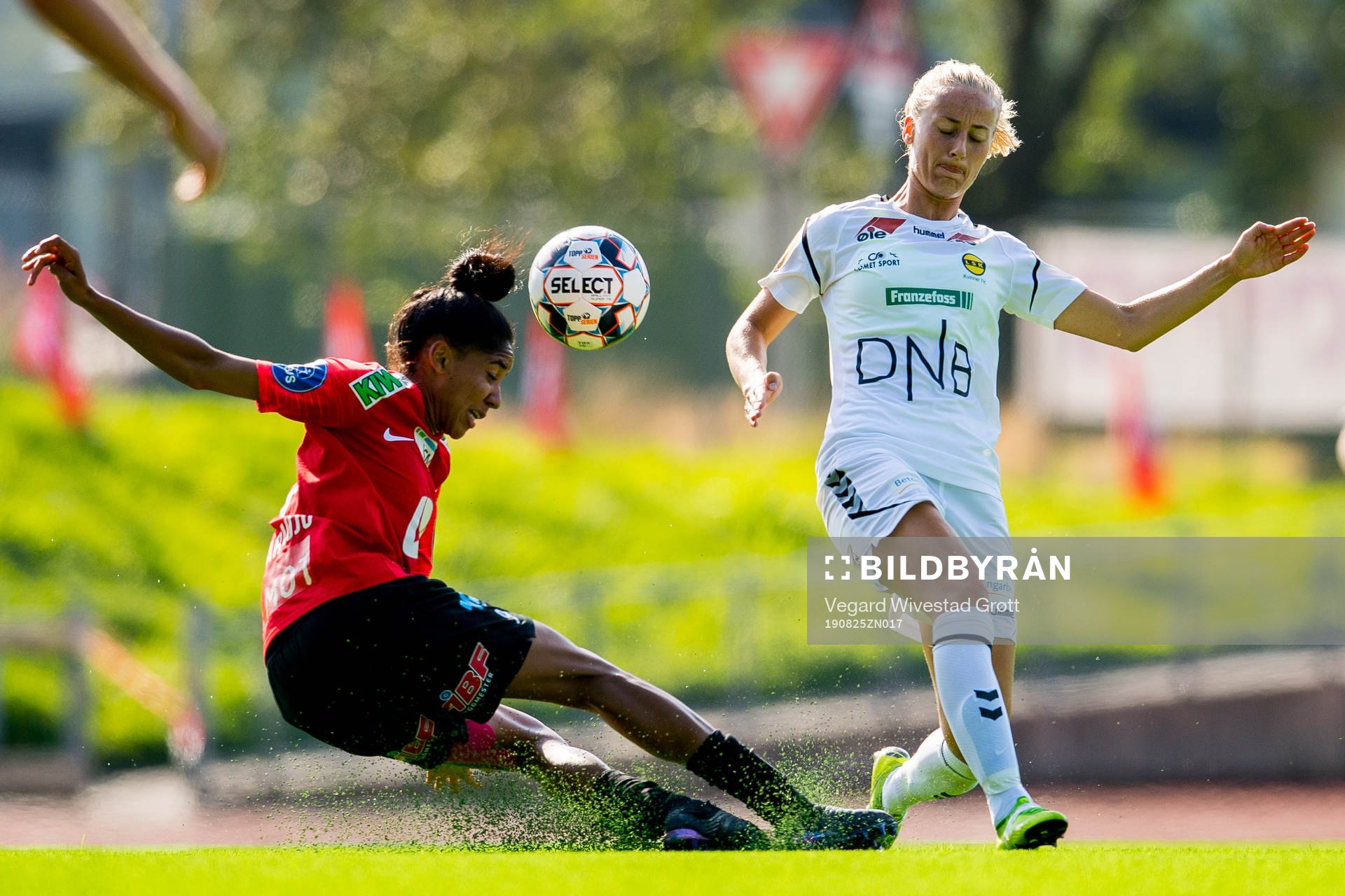 Lais Araujo of Arna-Bjørnar and Anja Sønstevold of LSK