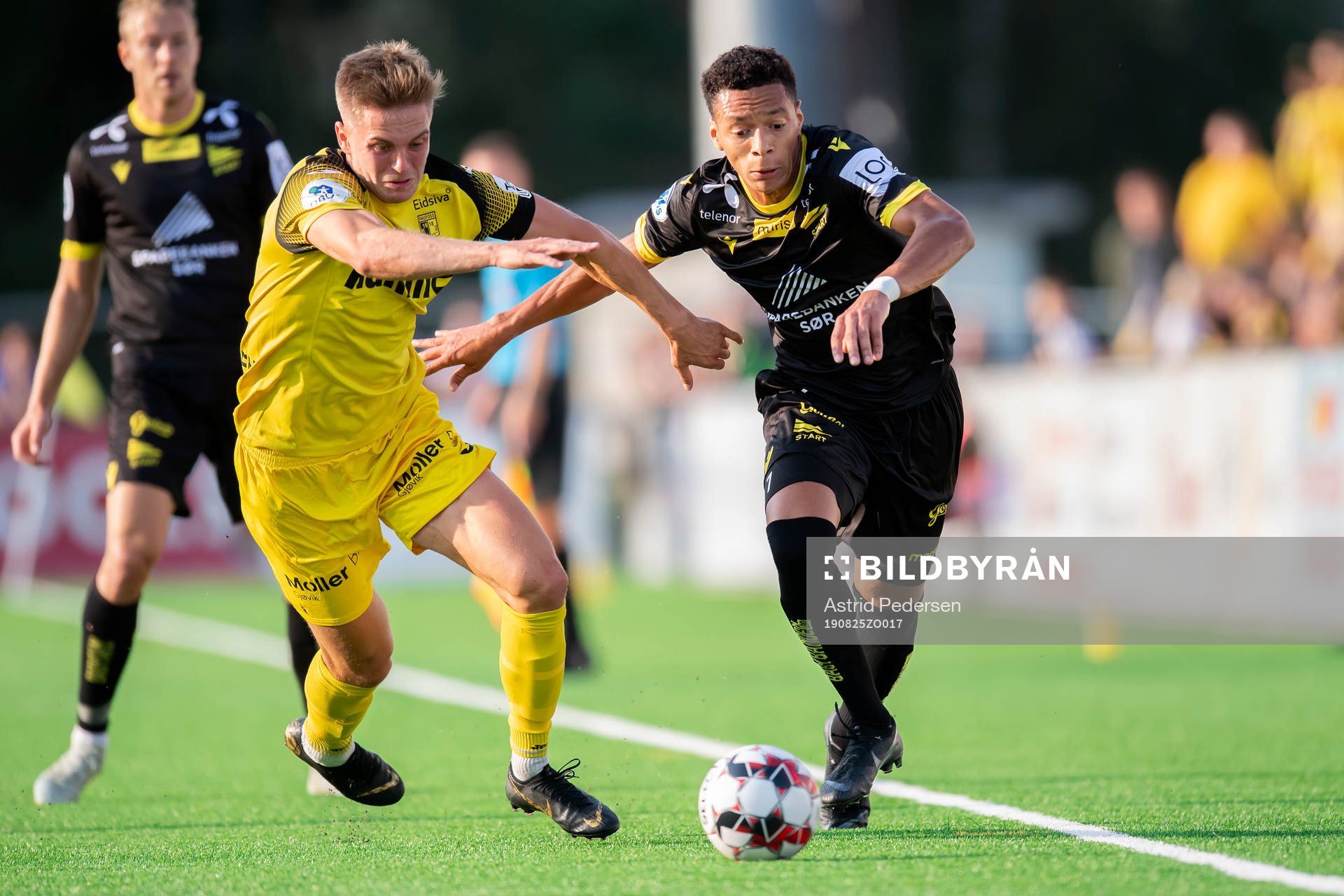 Stian Simenstad of Raufoss and Kevin Kabran of Start