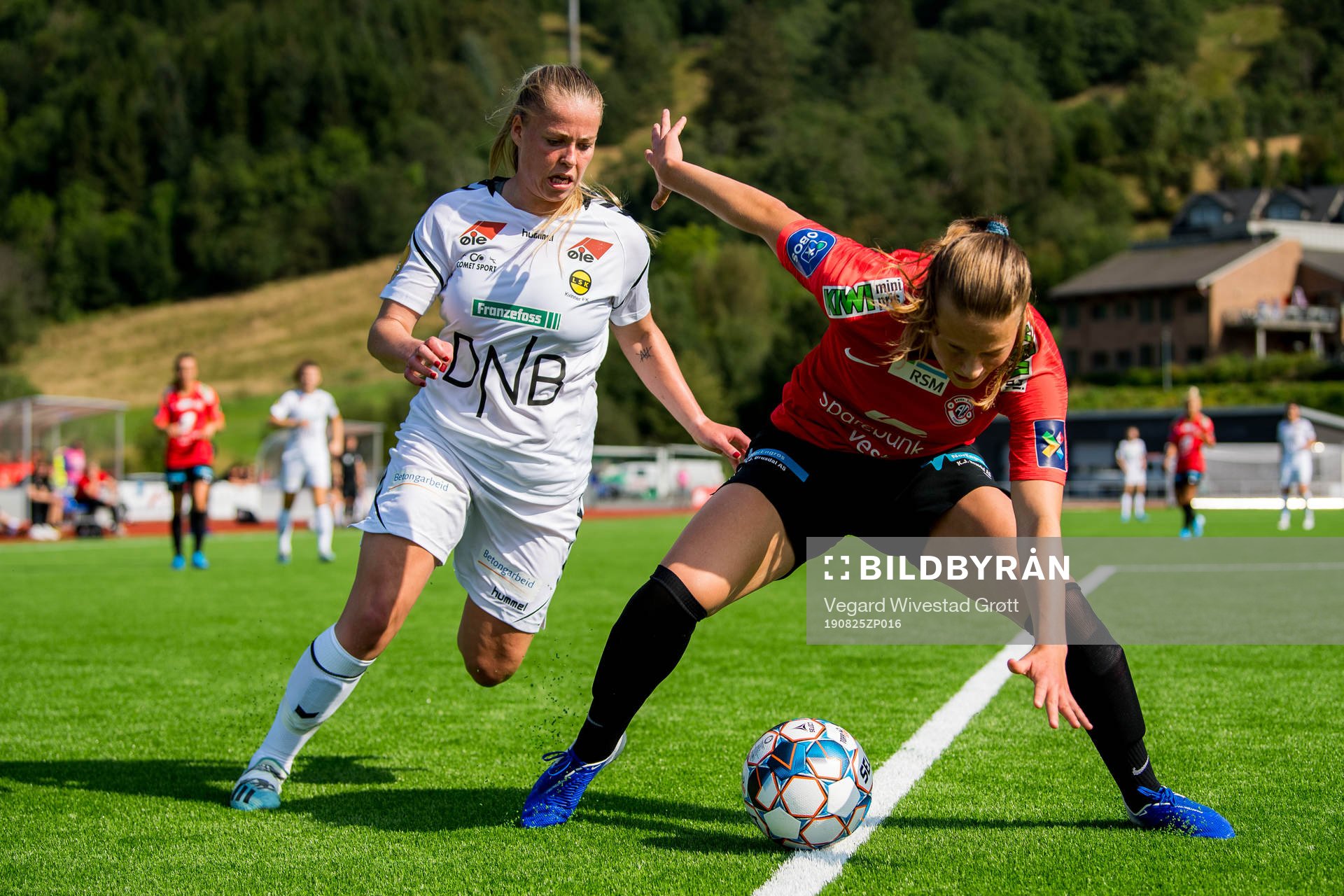 Therese Sessy Åsland of LSK Kvinner and Elise Isolde