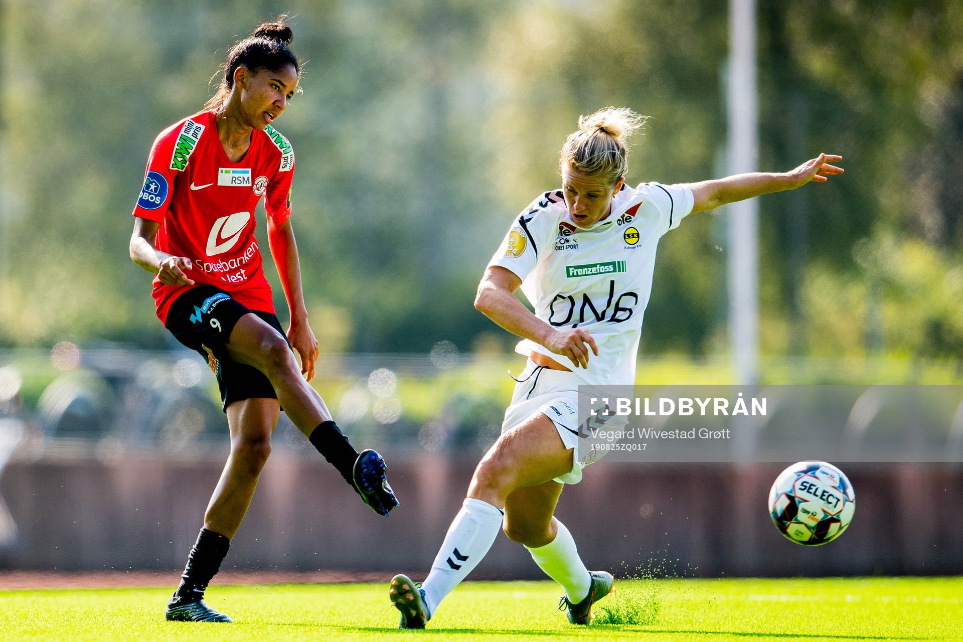 Lais Araujo of Arna-Bjørnar and Elise Thorsnes of LSK
