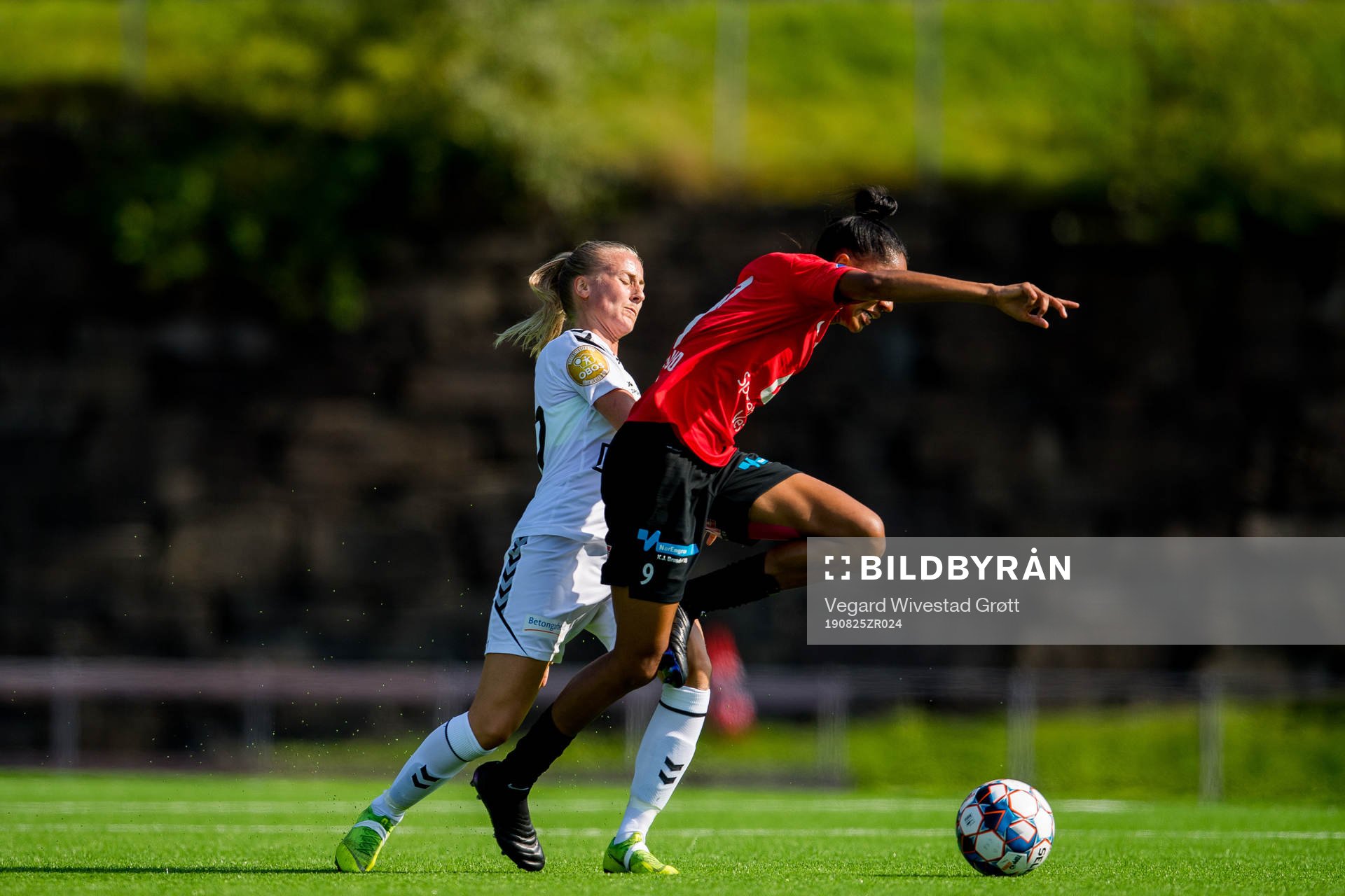 Anja Sønstevold of LSK Kvinner and Lais Araujo of