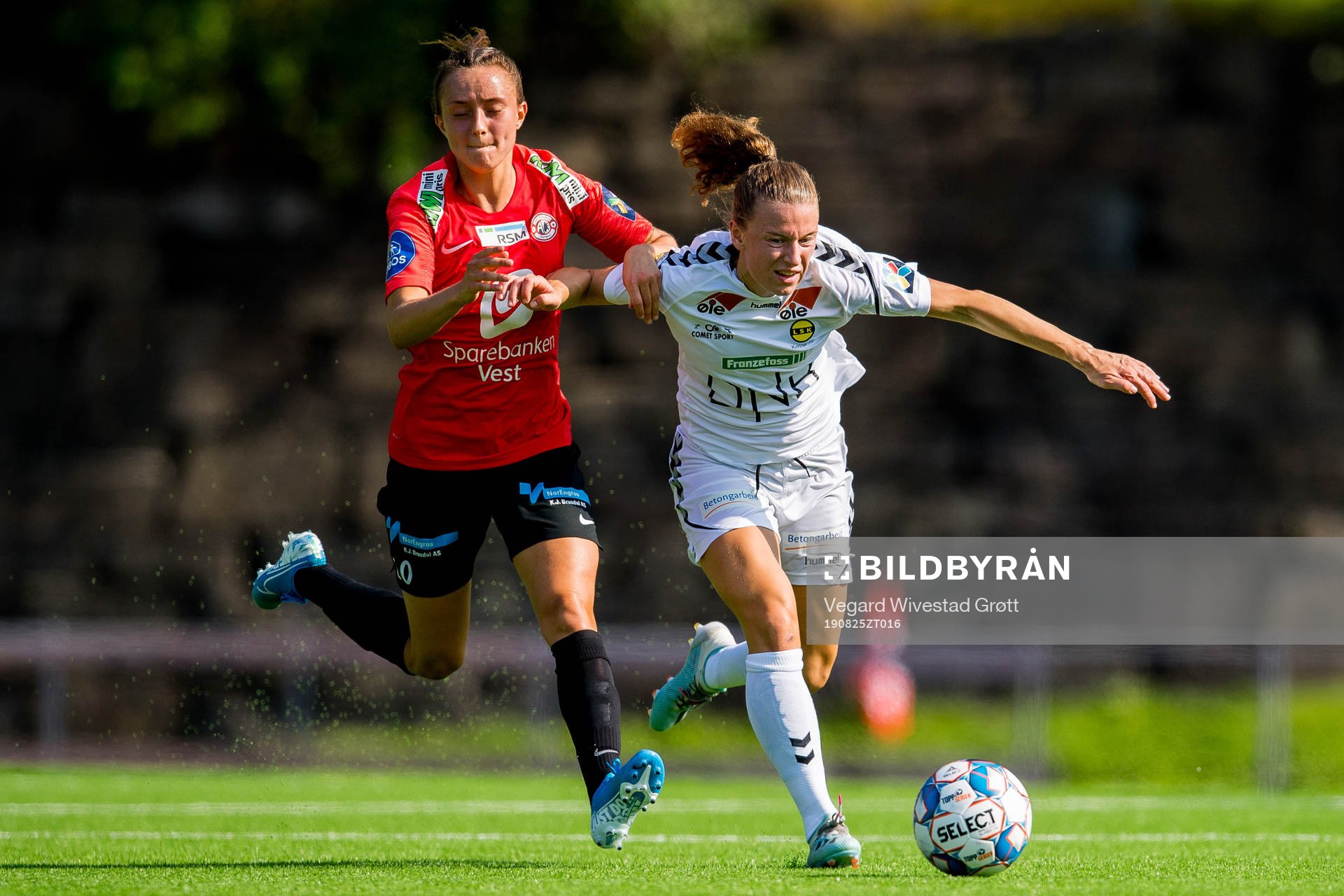 Andrea Wilmann of Arna-Bjørnar and Synne Skinnes Hansen of