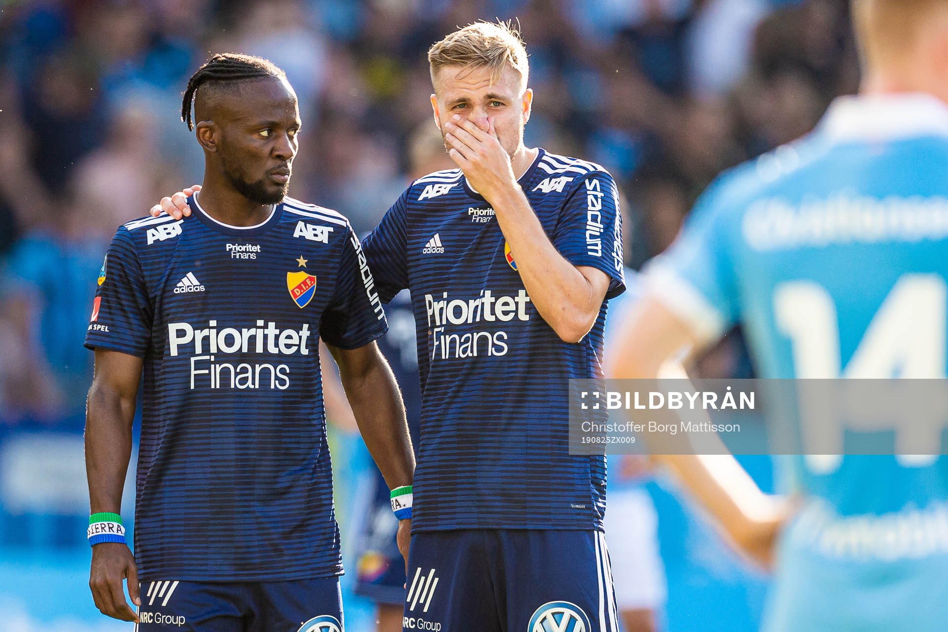 Djurgårdens Mohamed Buya Turay i samtal med Jonathan Ring
