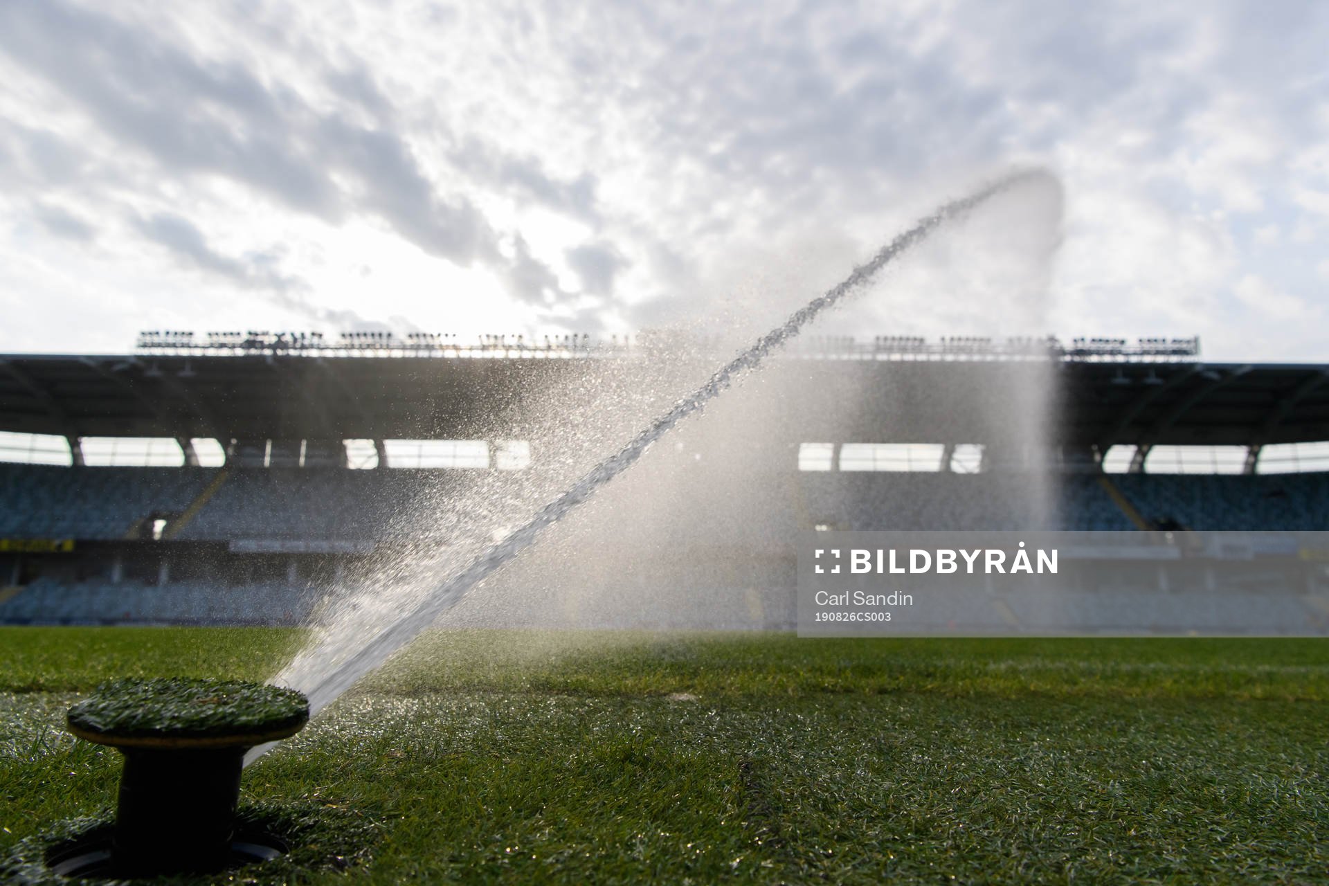Planen vattnas innan fotbollsmatchen i Allsvenskan mellan