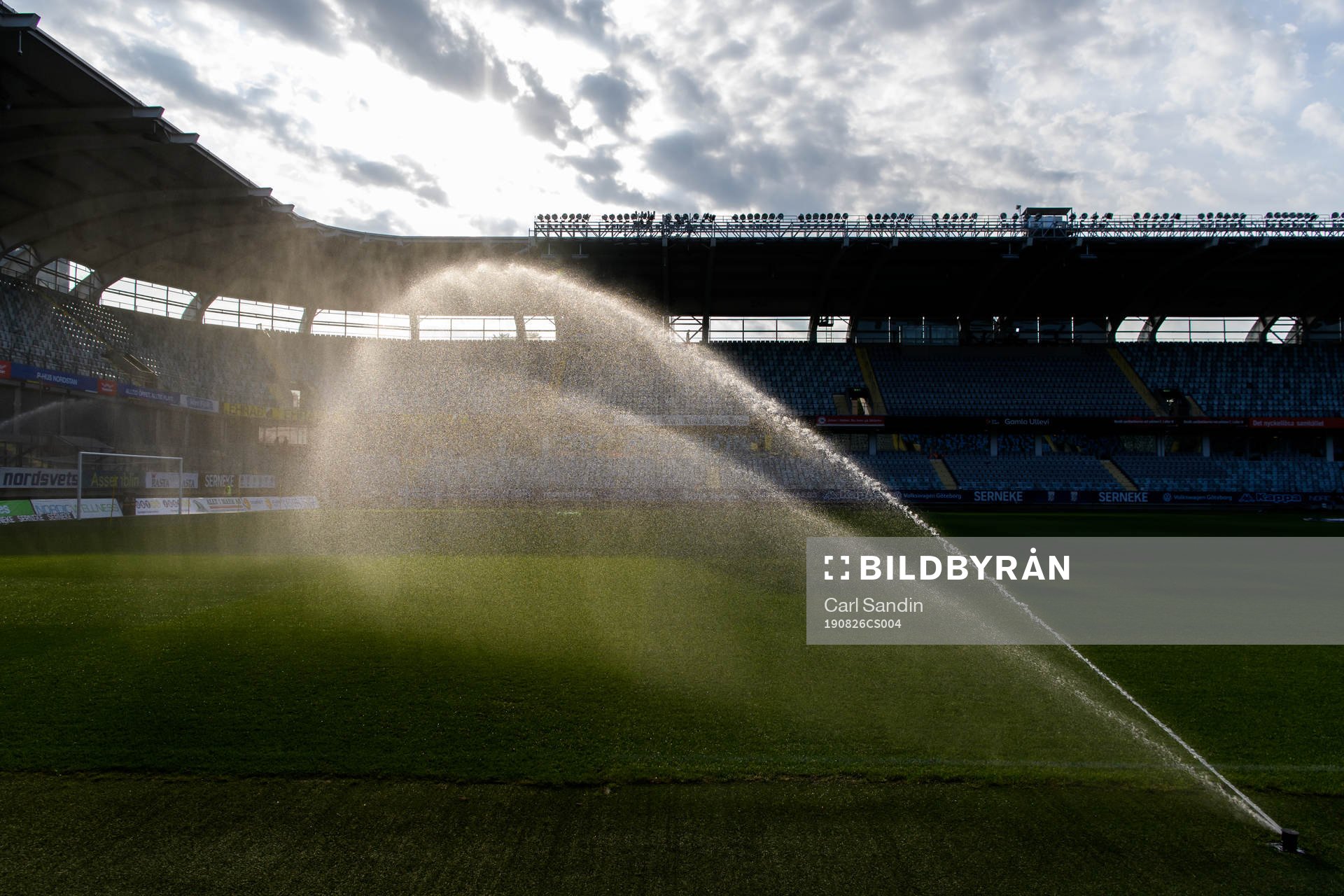 Planen vattnas innan fotbollsmatchen i Allsvenskan mellan