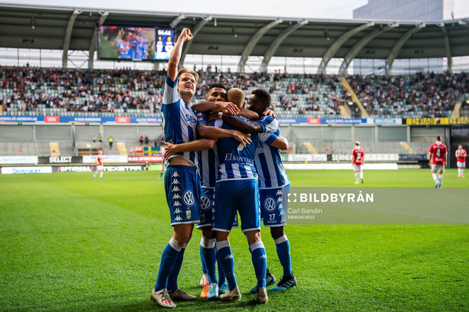 IFK Göteborgs Robin Söder jublar med August Erlingmark