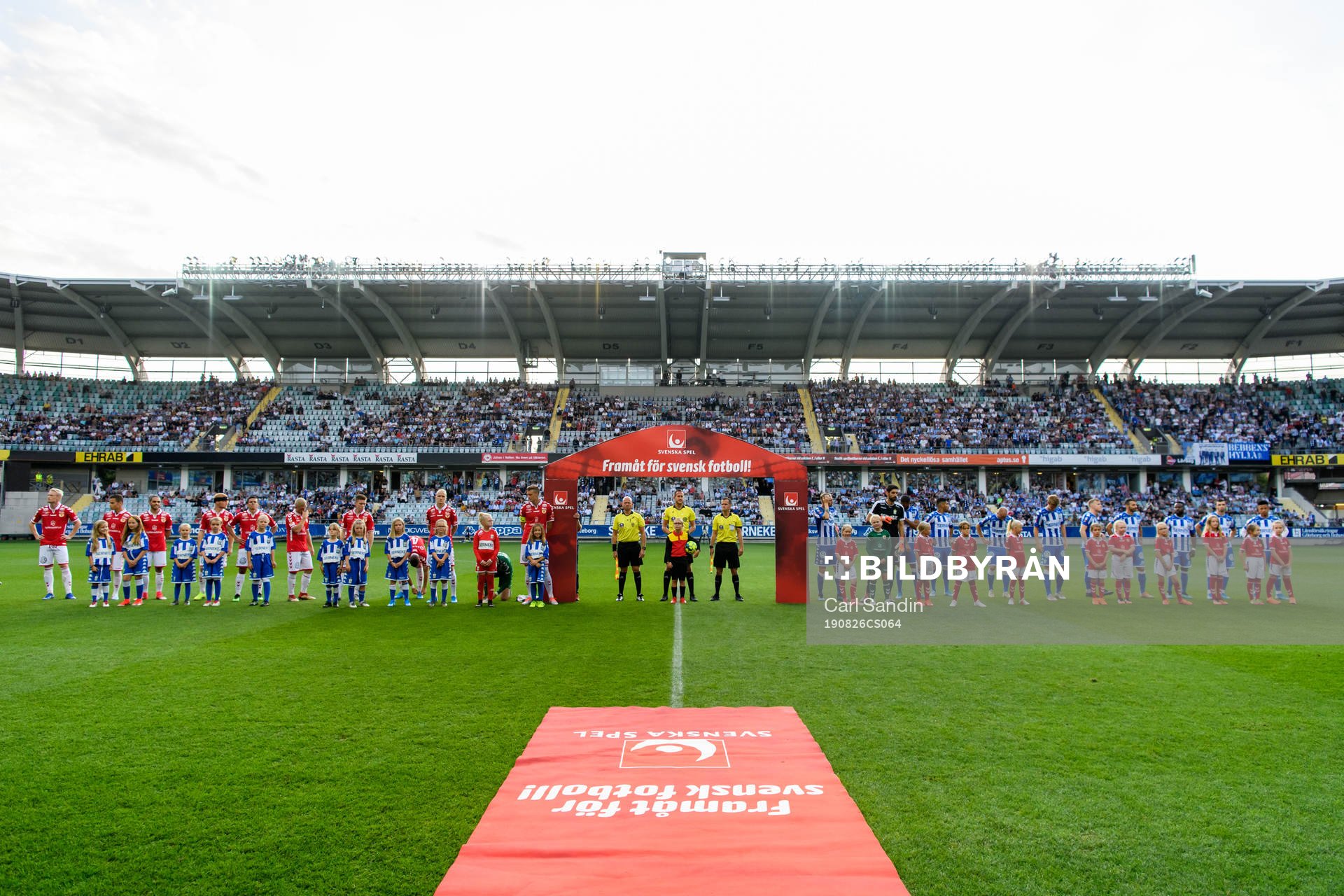 Spelarna står vid lineup innan fotbollsmatchen i