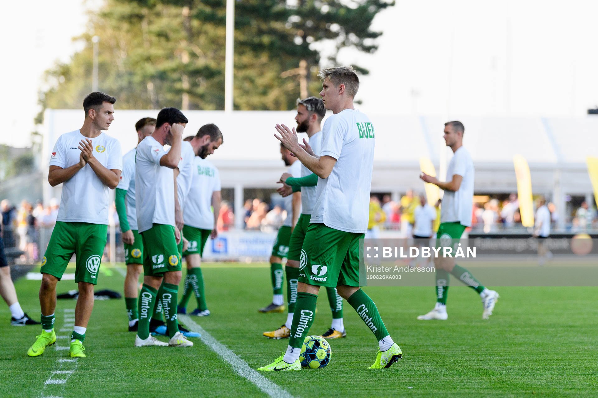 Hammarbys spelare värmer upp före fotbollsmatchen i