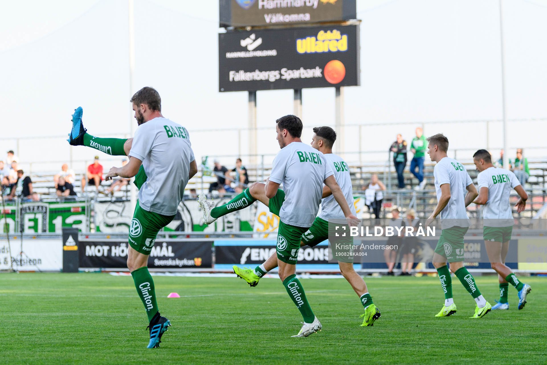 Hammarbys spelare värmer upp före fotbollsmatchen i