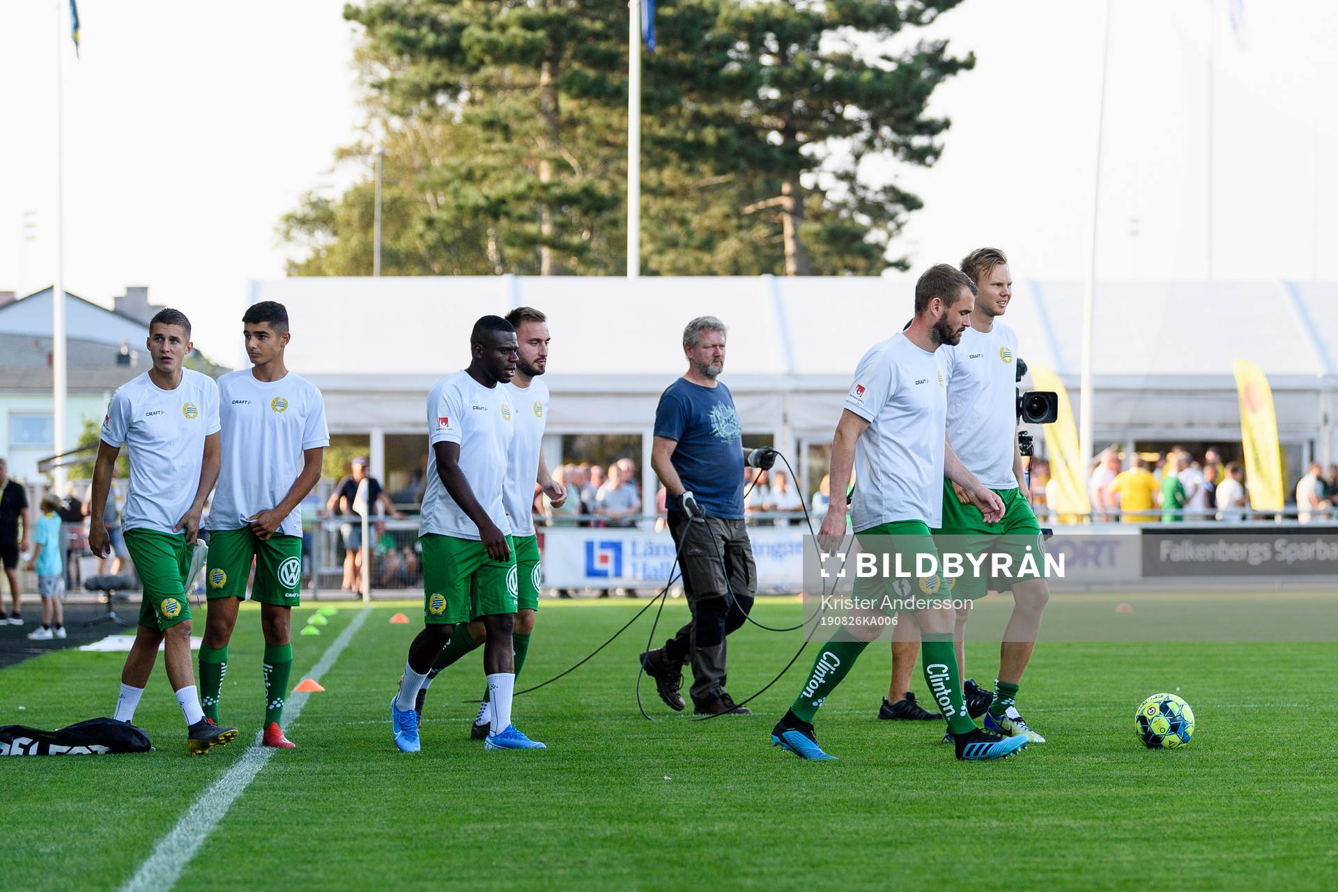 Hammarbys spelare på väg in före fotbollsmatchen i