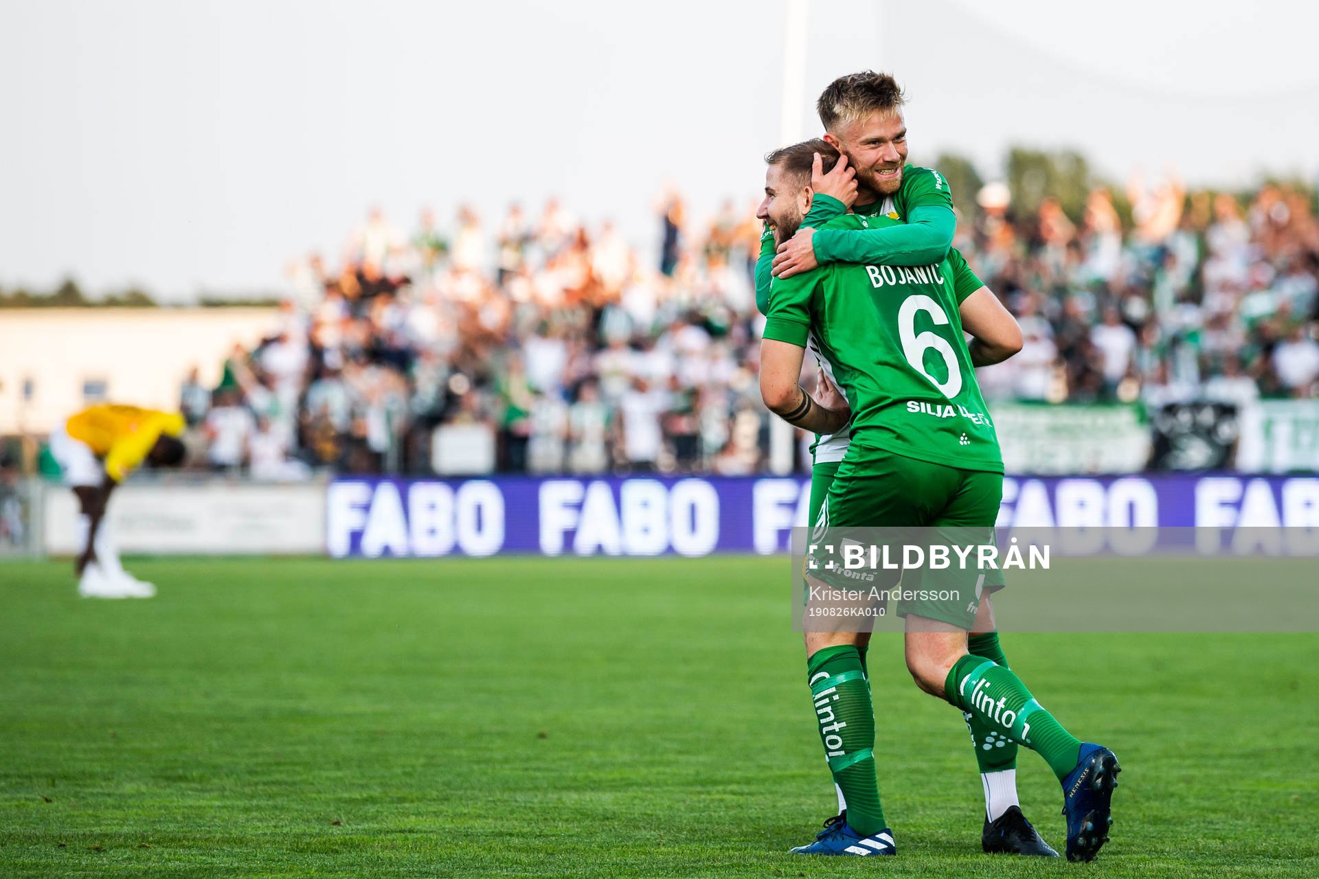 Hammarbys Darijan Bojanic jublar med Dennis Widgren