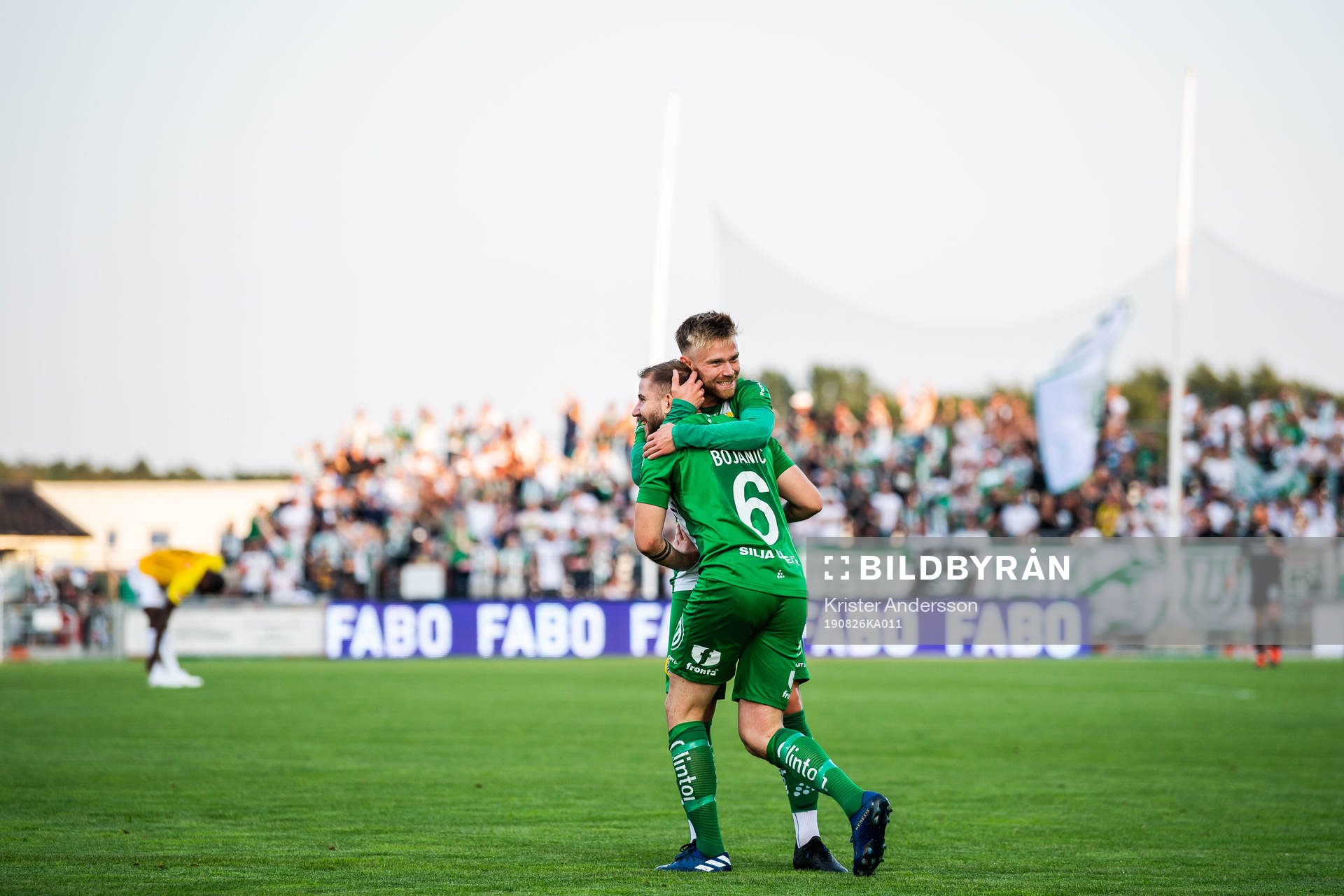 Hammarbys Darijan Bojanic jublar med Dennis Widgren