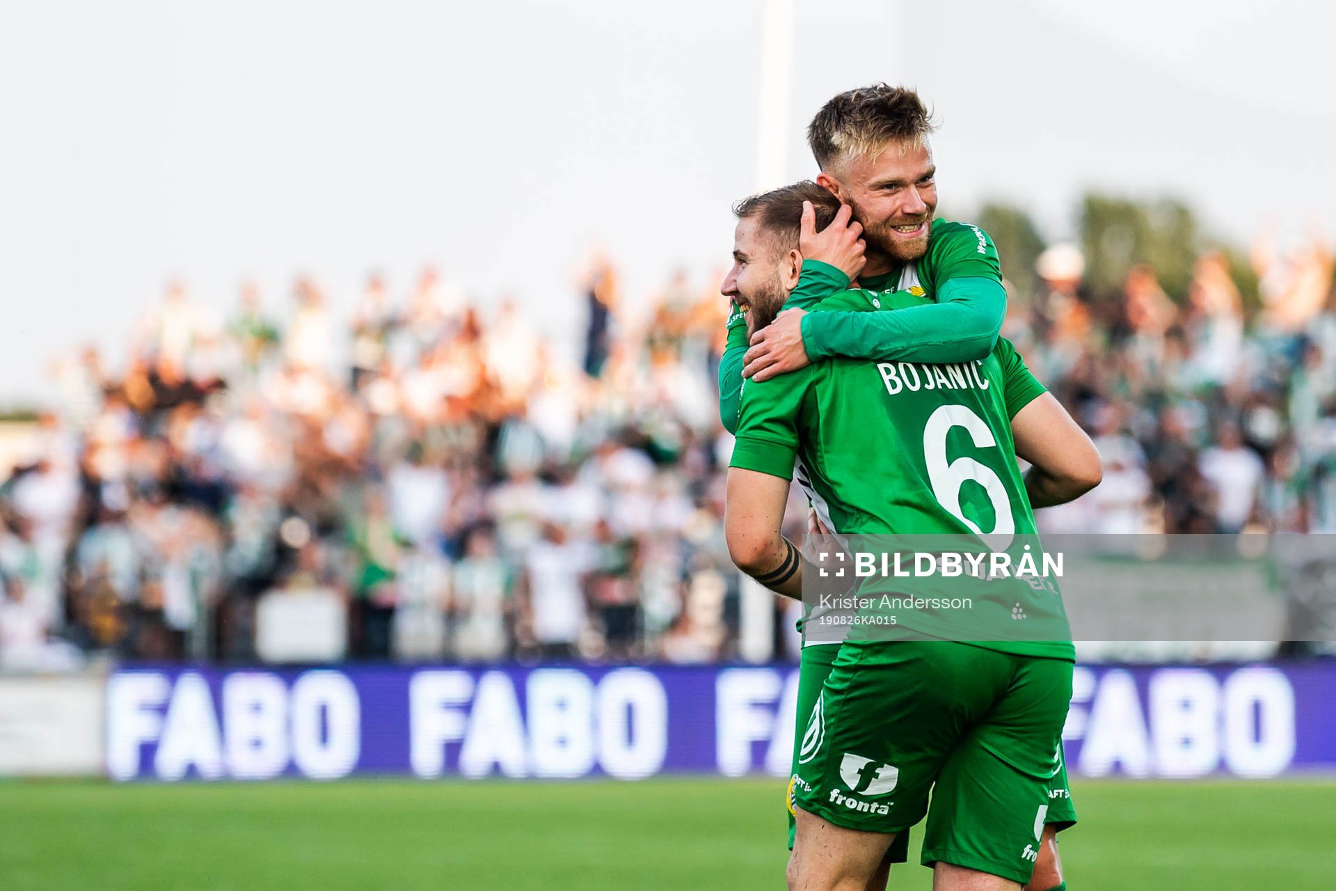 Hammarbys Darijan Bojanic jublar med Dennis Widgren
