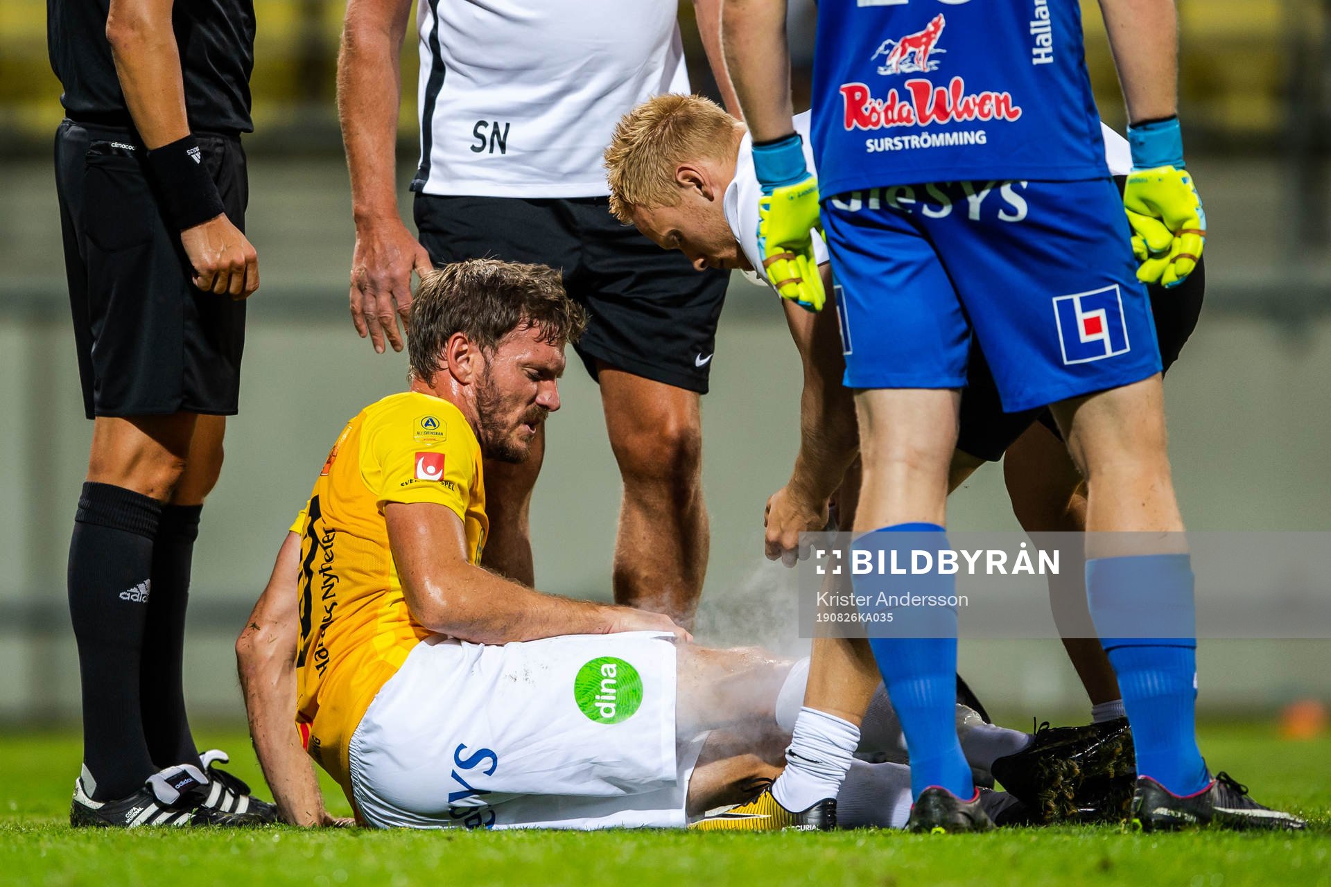 Falkenbergs Karl Söderström får vård efter skada under fotbollsmatchen i Allsvenskan mellan Falkenberg och Hammarby den 26 augusti 2019 i Falkenberg.
