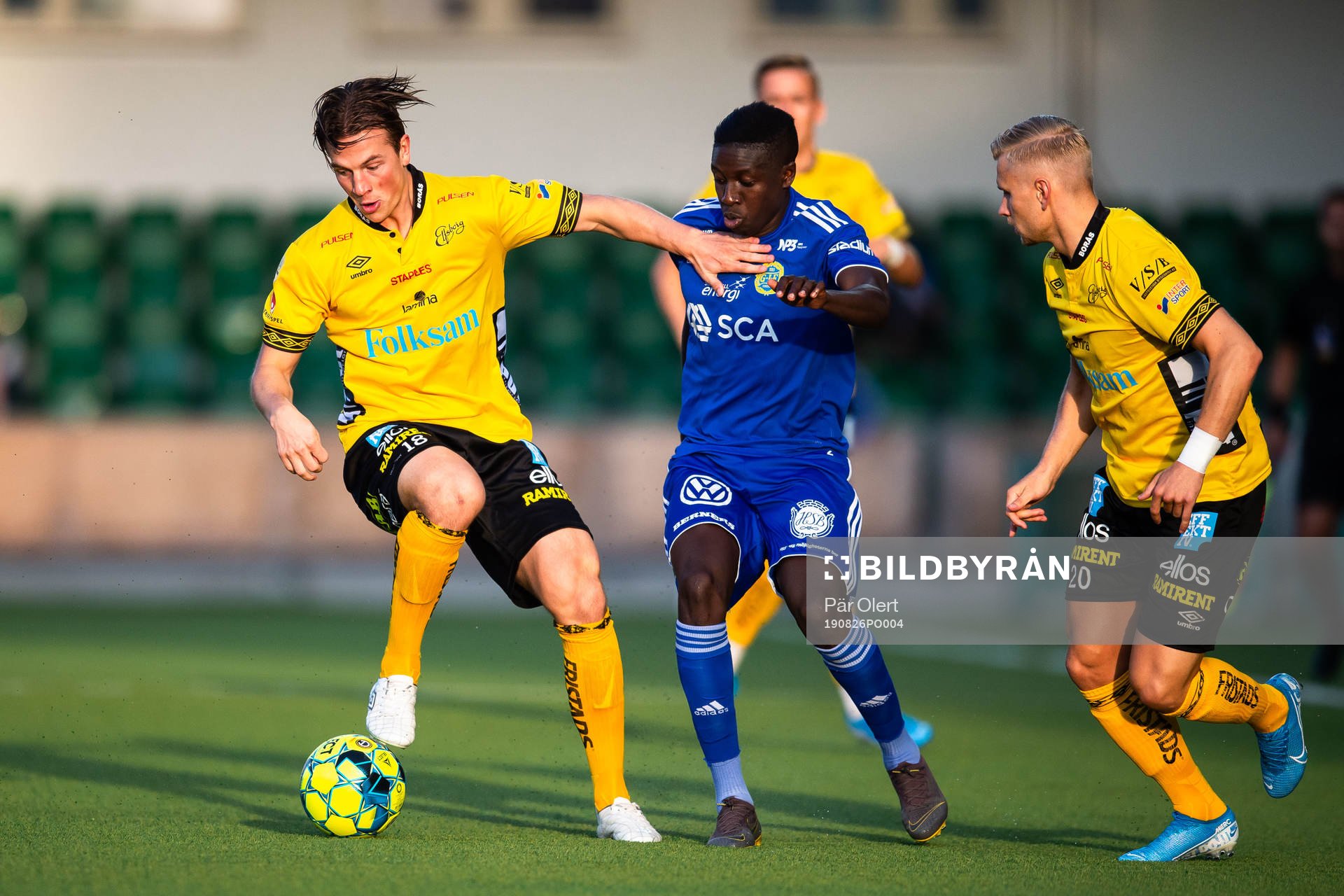Elfsborgs Simon Olsson och Sundsvalls Pa Konate