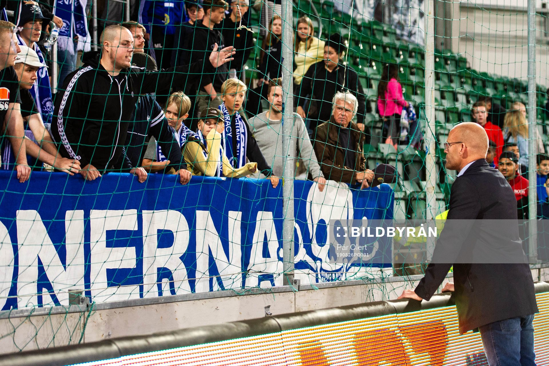 Sundsvalls tränare Joel Cedergren i samtal med supportrar